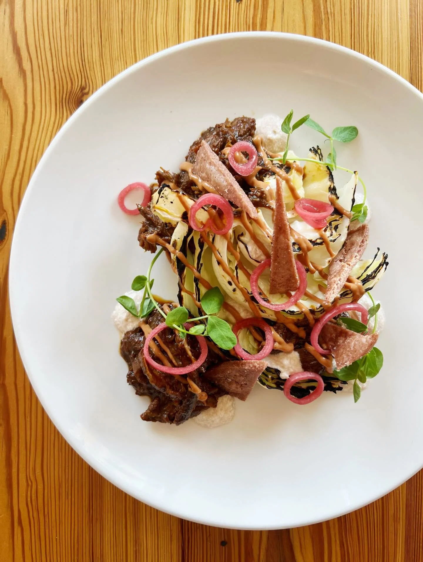 🌷🌿🪻☀️🌺

hitting our menu,

5 hour braised leg of lamb
birria braised, grilled Fifer Orchard cabbage, pickled red pearl onions, walnut cr&egrave;me fra&icirc;che, Masienda heirloom blue corn chips, rhubarb hot sauce

👩&zwj;🍳: @tommy_heff24 

🌷?