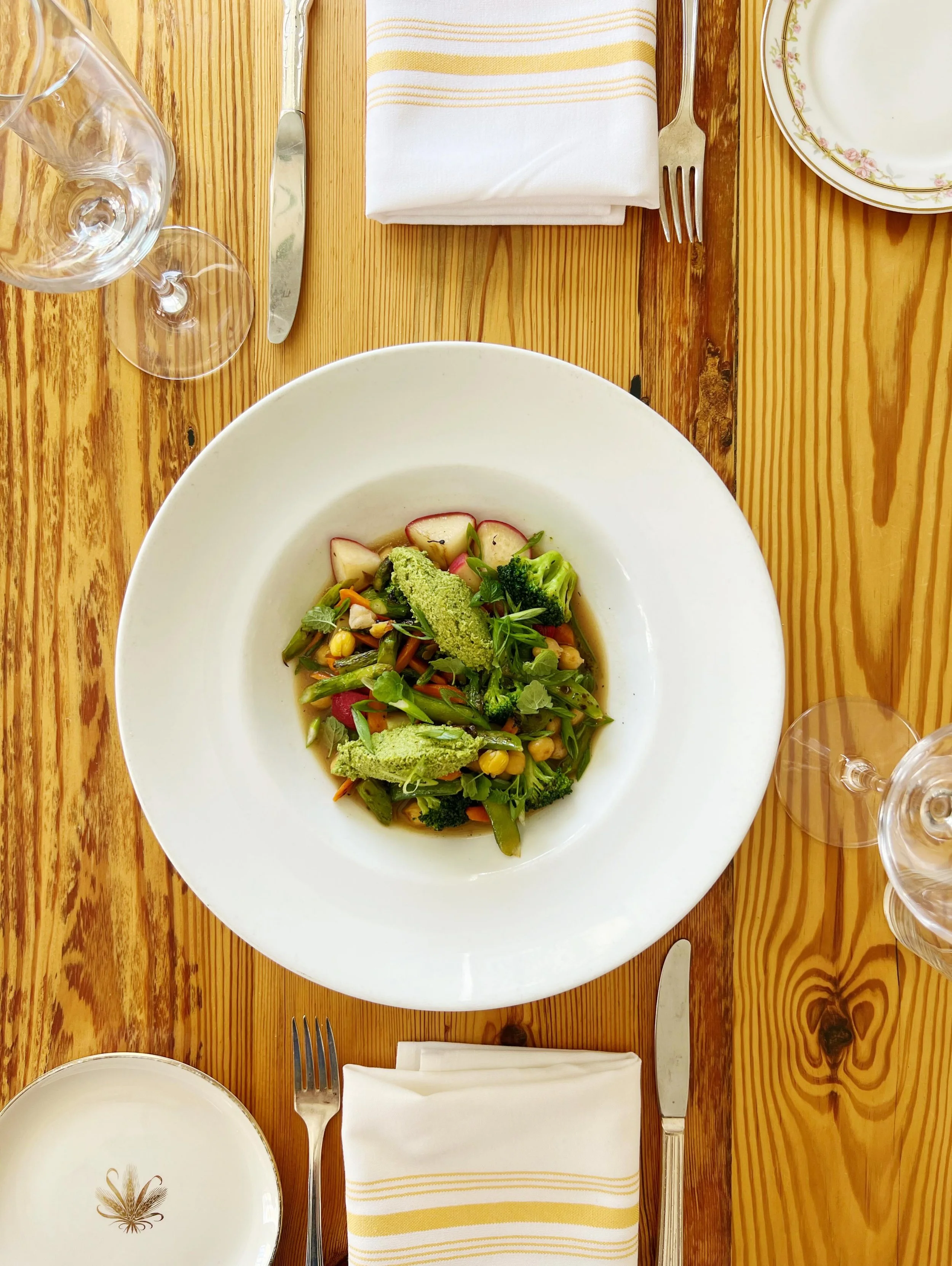 🌿☀️🍴🌿☀️🍴

heirloom✨S P R I N G✨bowl 
fifer orchard asparagus, carrots, 
radishes and broccoli, spring peas, chickpeas, 
snap peas, Fox Briar Farm arugula pesto, 
lemon white wine consomm&eacute; 

🌿☀️🍴🌿☀️🍴

✨gorgeous weather alert✨

we have o