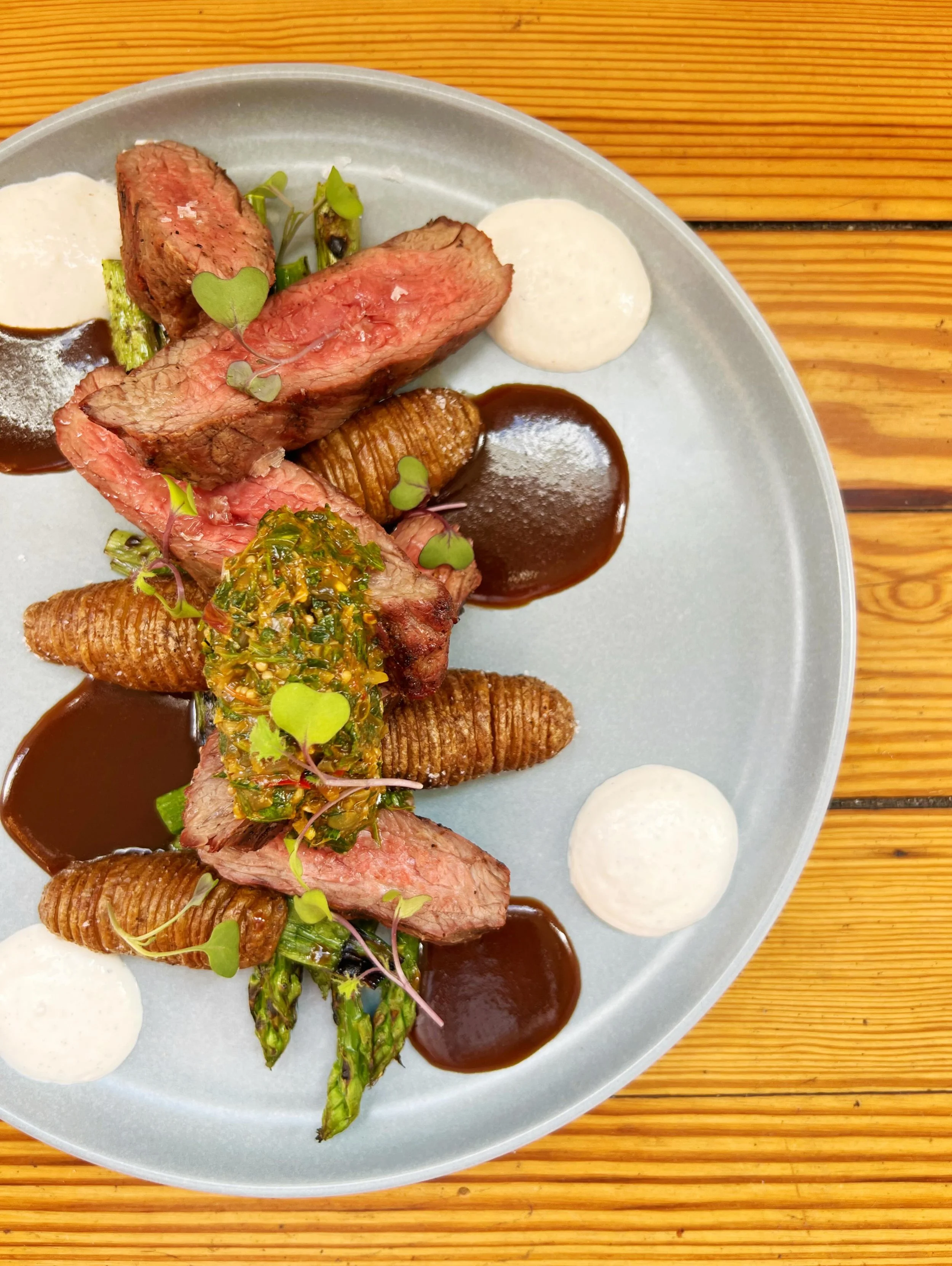 🌿☀️🍴🌿☀️🍴

hittting our menu last week, 

GRILLED✨FLANK✨STEAK

hasselback fingerling potatoes
grilled Fifer Orchard asparagus
charred spring onion
foraged ramp chimichurri
horseradish cream
demi

🌿☀️🍴🌿☀️🍴

✨gorgeous weather alert✨

we have ope
