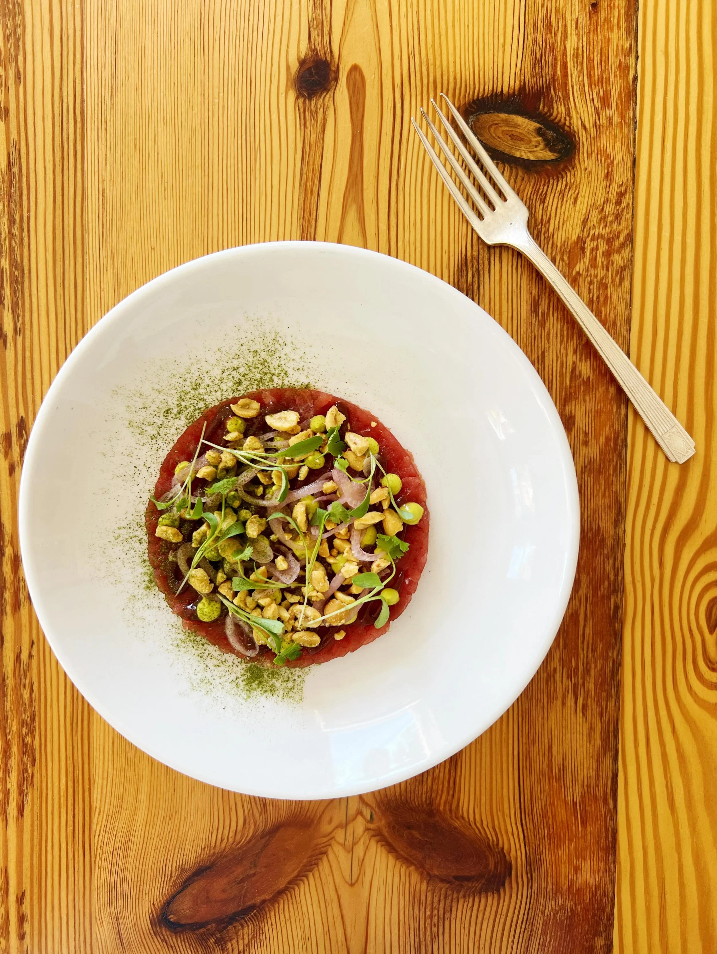 ☀️ 🌿🍴☀️🌿🍴

T U N A ✨C A R P A C C I O
yuzu &amp; lemon pickled shallots
Fifer Orchard strawberries
crushed fried peanuts
wasabi mustard
strawberry chili glaze
shaved scallop katsuobushi

☀️ 🌿🍴☀️🌿🍴

✨gorgeous weather alert✨

we have opened the