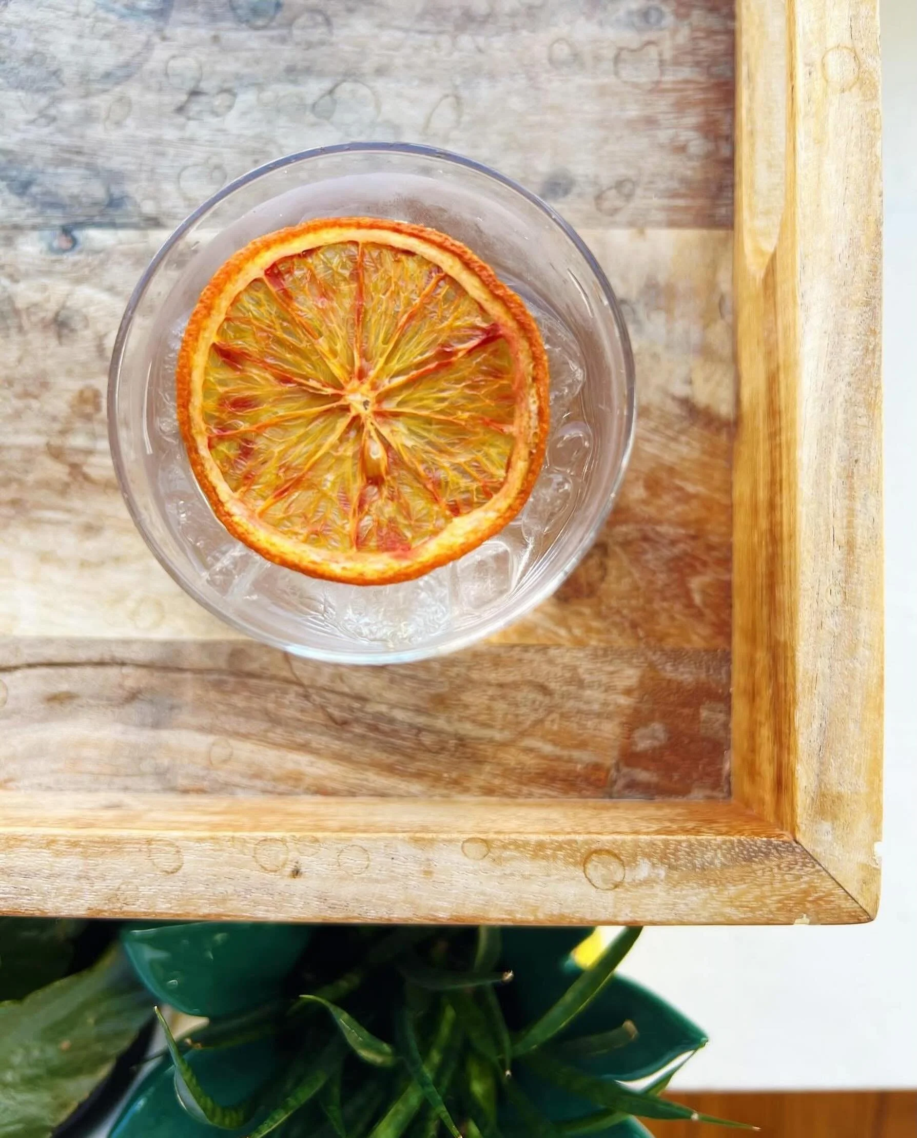 🍊🌱🍊🌱🍊🌱

✨M E Z C A L✨ white negroni
 
smoky los siete mezcal 
salers apertif 
lillet blanc 
dolin blanc vermouth 
orange bitters 
spritz of orange blossom water

🍊🌱🍊🌱🍊🌱

✨gorgeous weather alert✨

we have opened the PATIO for the 
rest of 