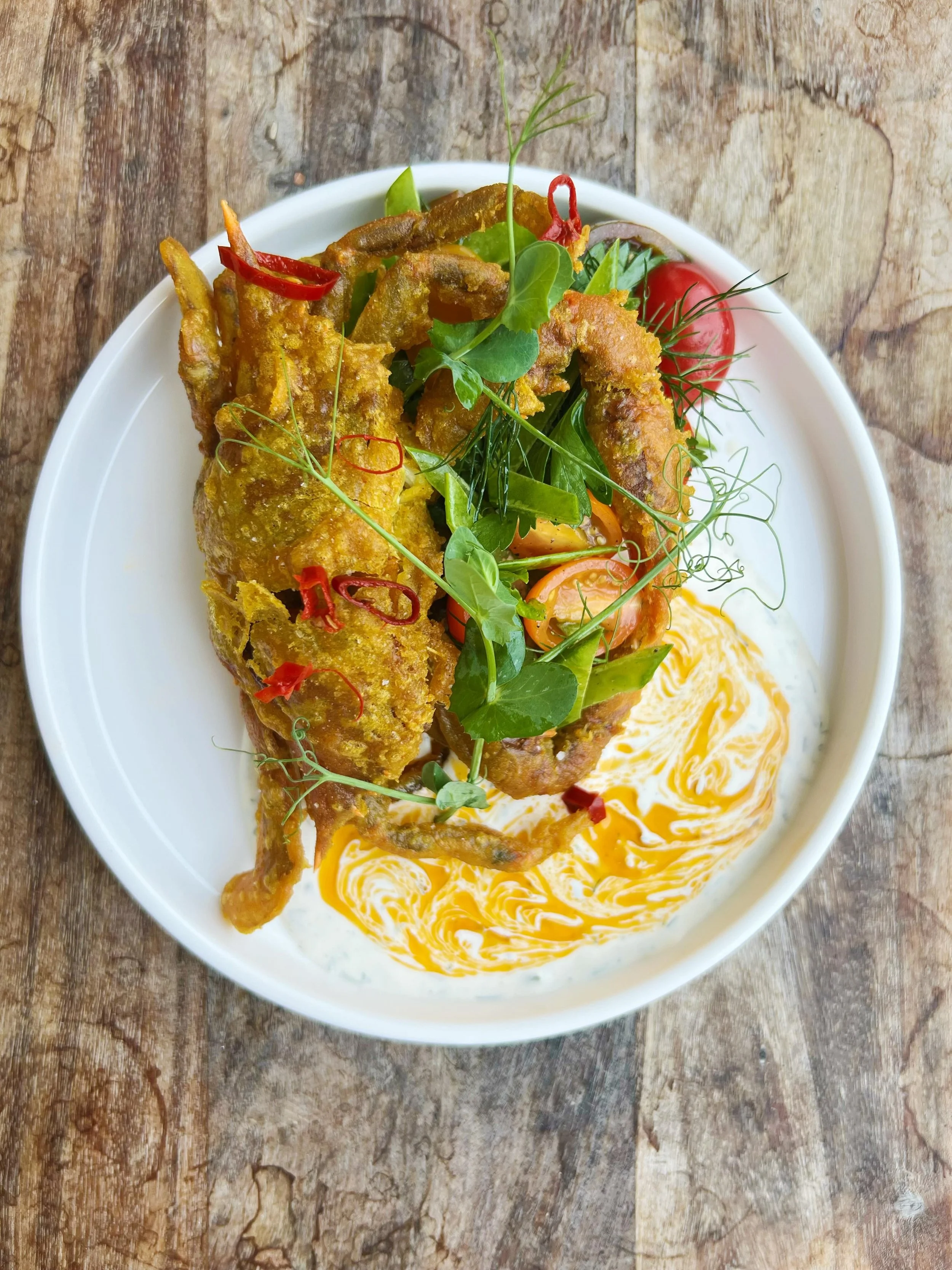 🦀🍴🦀🍴🦀🍴

lightly fried soft shell crabs 
fifer orchard cherry tomatoes 
snow peas
calabrian chili 
fennel &amp; dill cr&egrave;me fra&iuml;che 
summer herb salad 
tomato oil 

🦀🍴🦀🍴🦀🍴

✨gorgeous weather alert✨

we have opened the PATIO for 