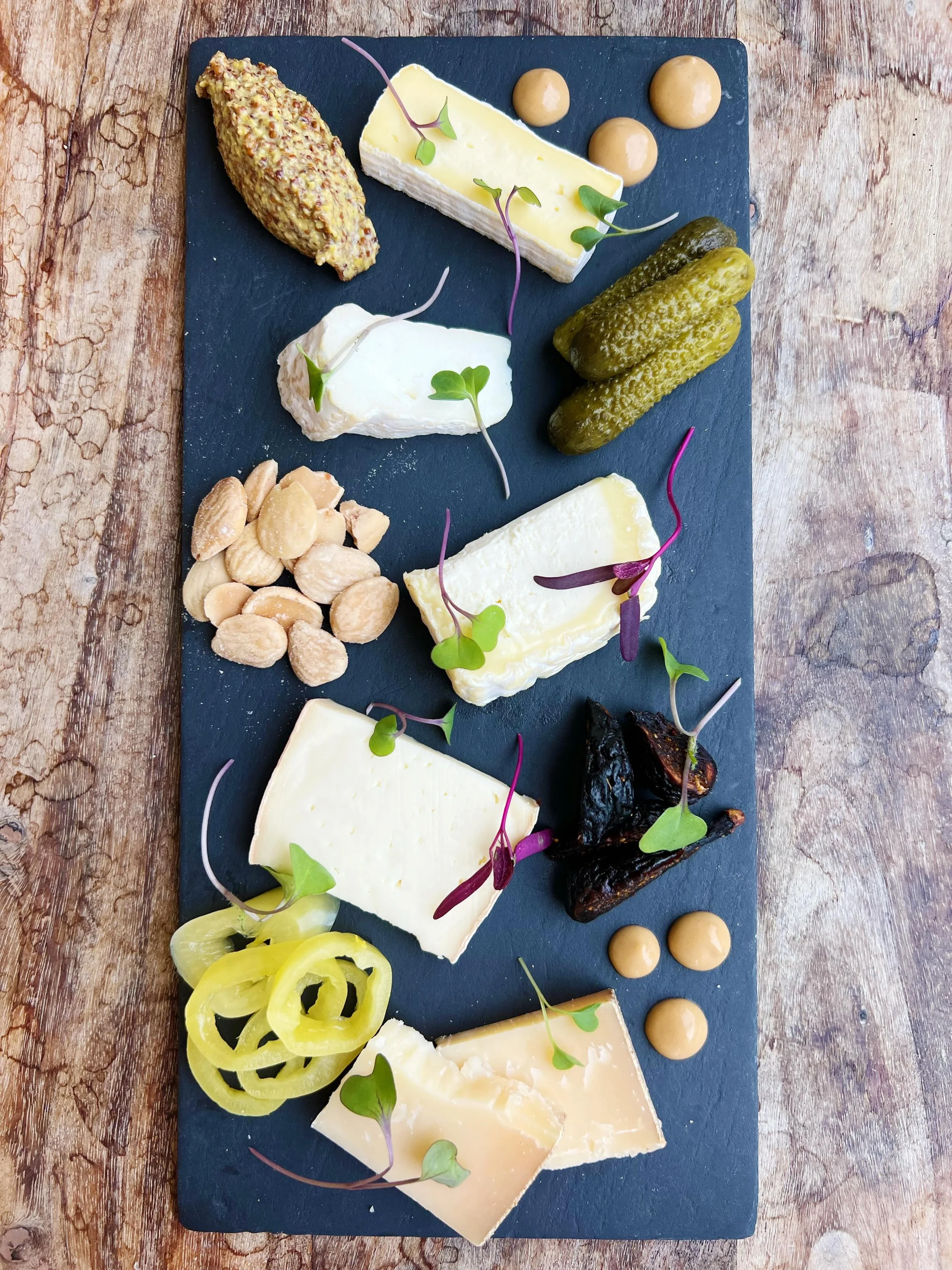 🧀🍴🧀🍴🧀🍴

this gorgeous board is backkkkkk

The Farm at Doe Run
Unionville, Pennsylvania 

Starting from the top &amp; going straight down,

✨hummingbird
butter, cr&egrave;me fra&icirc;che, creamy

✨bloomy sheep 
silky &amp; dense, bright &amp; f