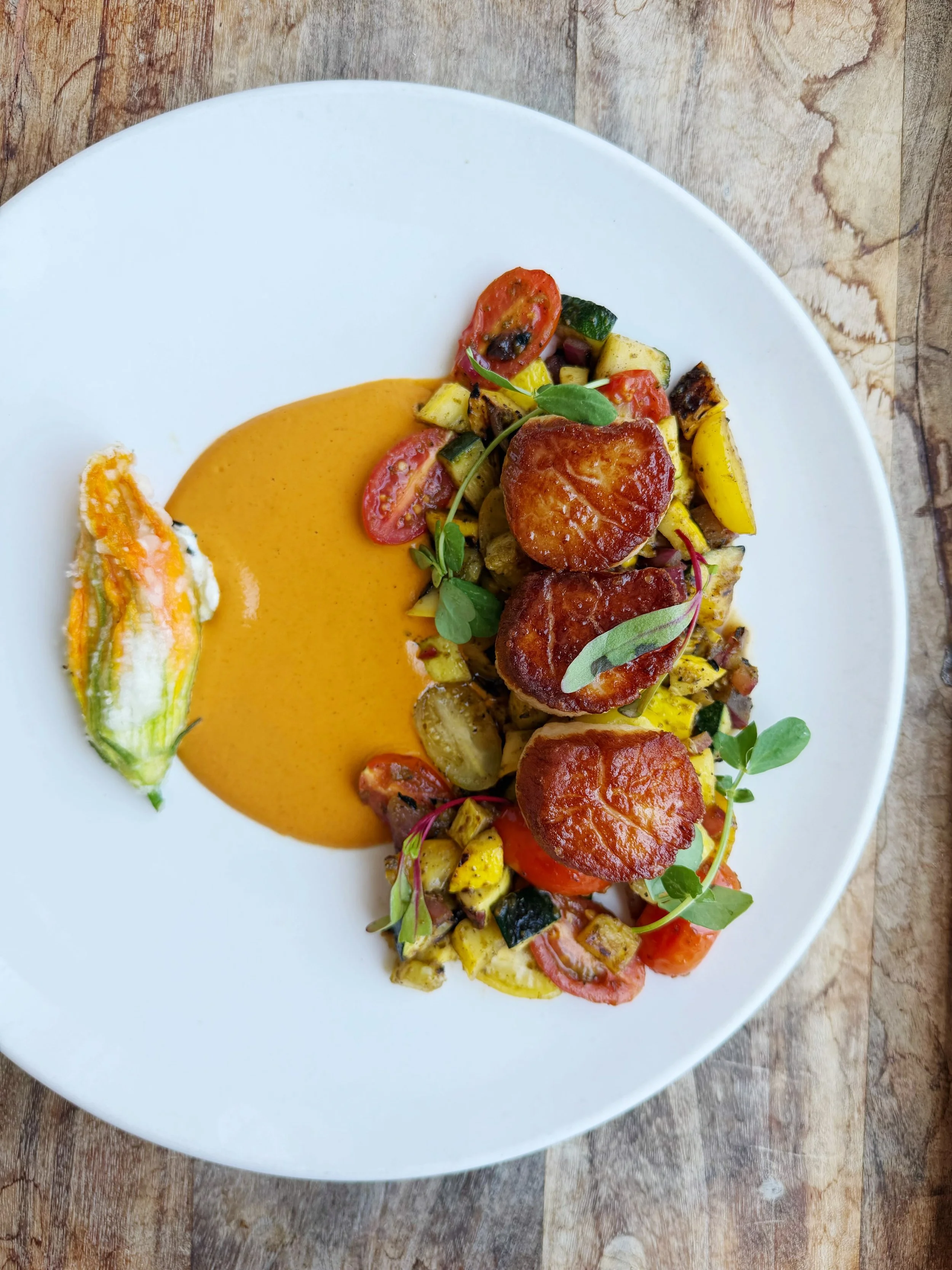🐚 S C A L L O P S 🐚

Fifer Orchard summer squashes, 
red onion &amp; cherry tomatoes
ricotta stuffed fried squash blossom
smoked tomato cream
charred herb salsa

🌿☀️🍴🌿☀️🍴

✨gorgeous weather alert✨

we have opened the PATIO for the weekend

toni