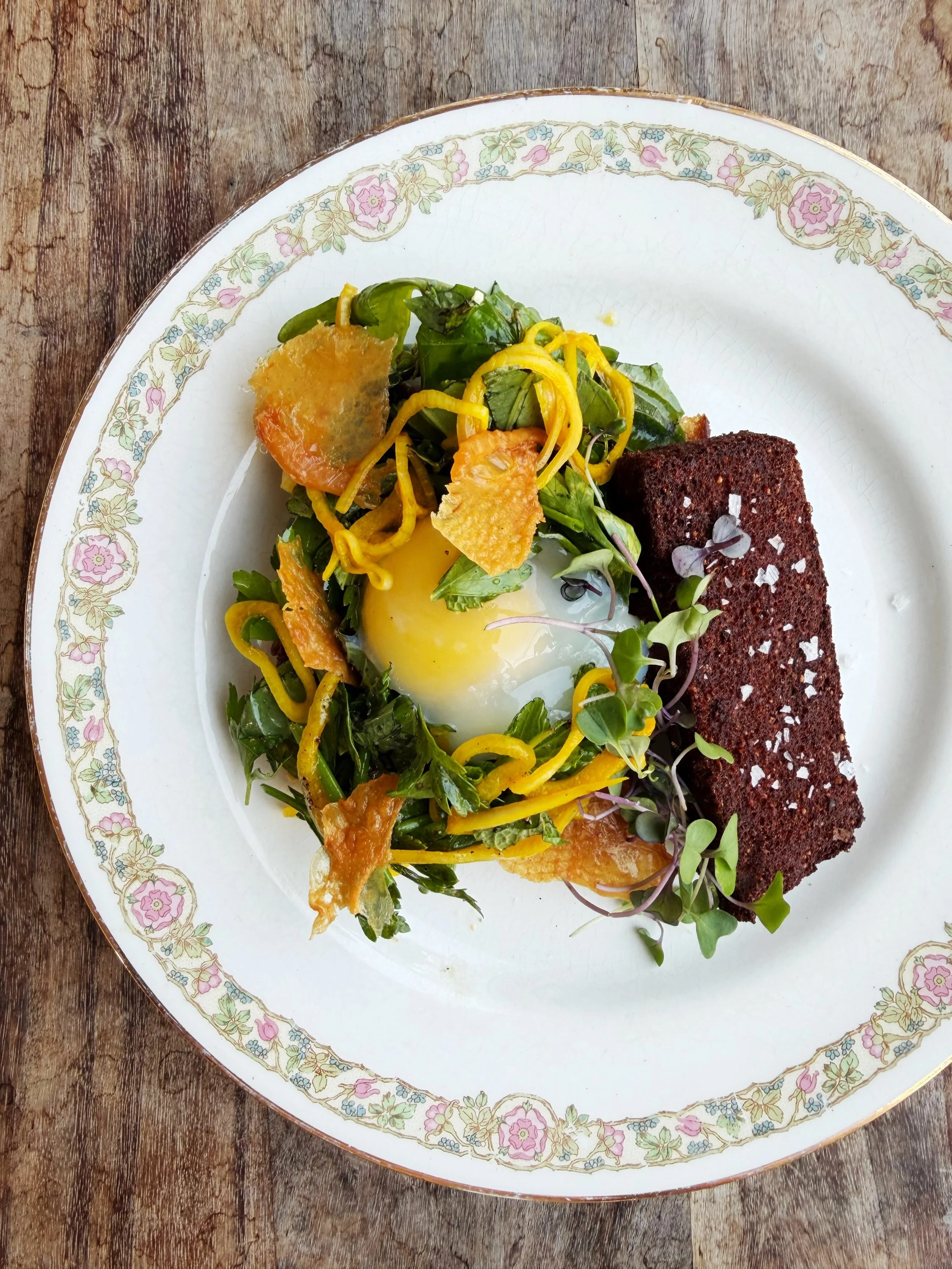 🍑🍴🌿🍑🍴🌿

✨T O A S T✨
salad of arugula &amp; summer herbs, 60 minute egg, turmeric pickled shallots, crispy chicken skin, chicken scrapple, peach tomato jam

🍑🍴🌿🍑🍴🌿

the PATIO is OPEN for the weekend at 5 pm

tonight, Friday, August 14th
to