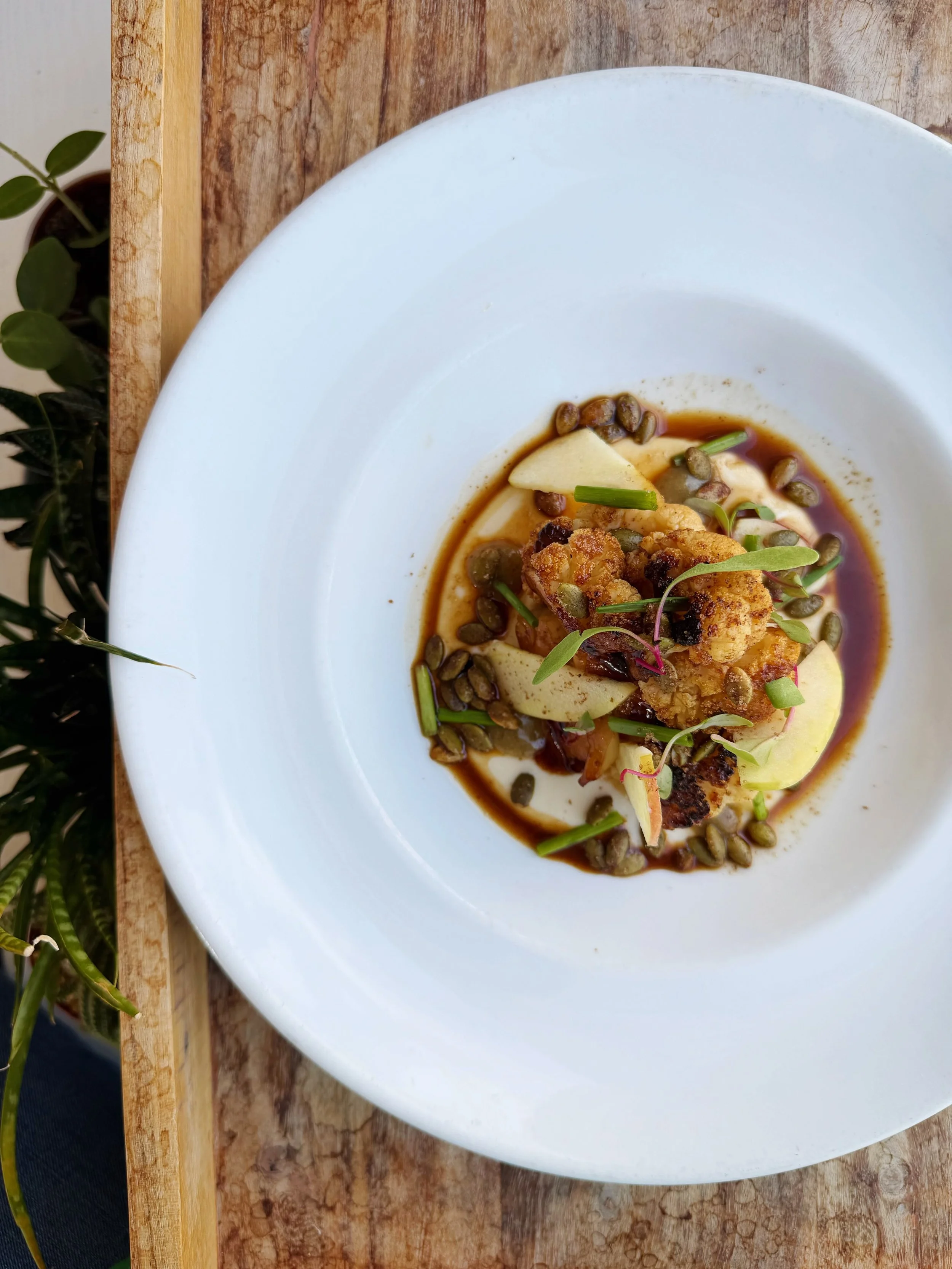 🍂🍃🍁 🍂🍃🍁

feels like fall and we are busy changing our menu

C A U L I F L O W E R 🍴 B O W L
white miso glazed, kombu braised cauliflower, Fifer Orchard honeycrisp apples, fall spiced pepita seeds, white bean pure&eacute;, chives

🍂🍃🍁 🍂🍃🍁