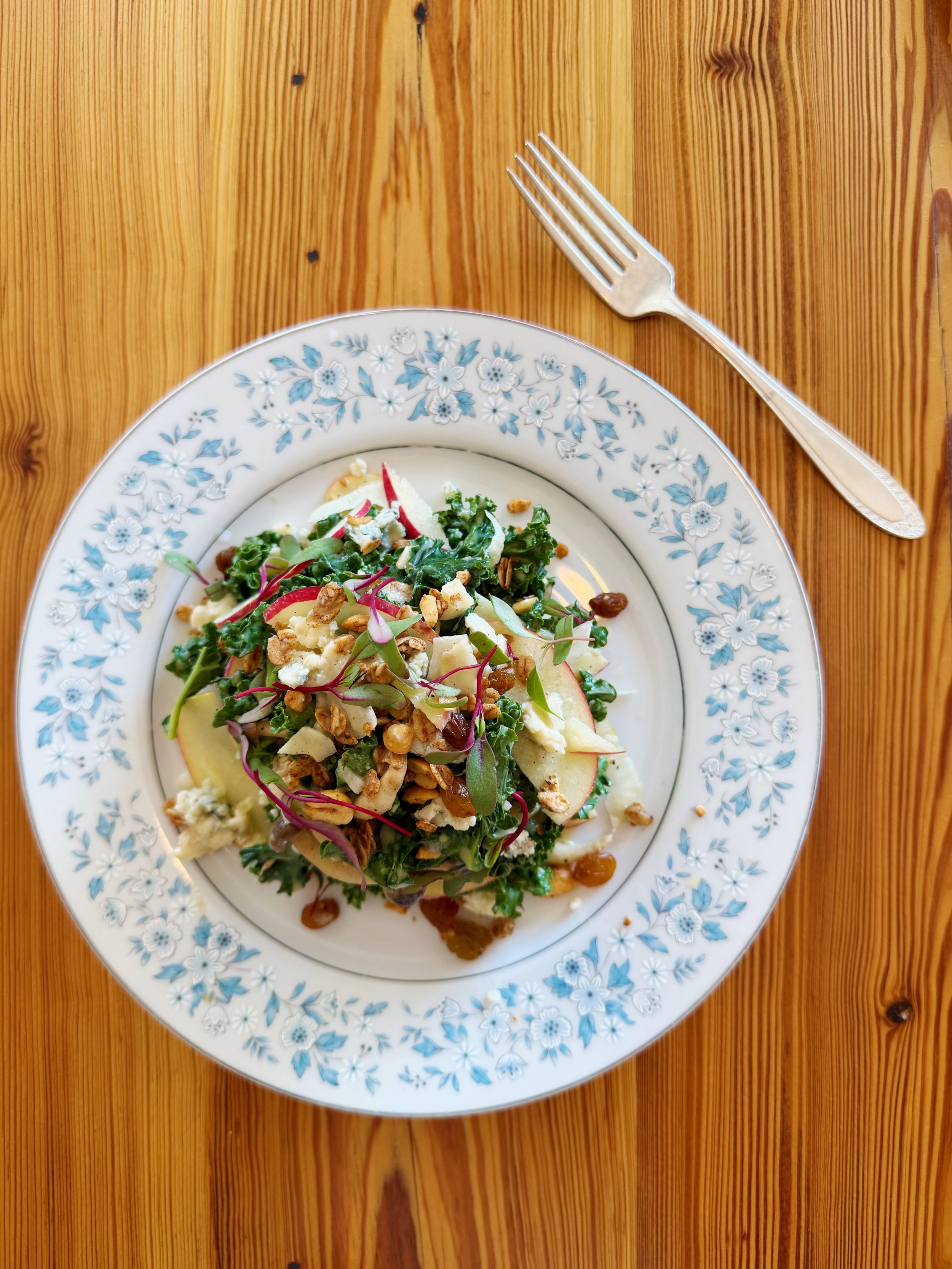 🍎🍴🍂🌿🍎🍴🍂🌿

C U R L Y  K A L E  S A L A D

fifer orchard honeycrisp apples
crumbled rogue smoky blue cheese
pickled beech mushrooms
brown butter raisin granola
shaved fennel 
fresh apple cider vinaigrette 

🍎🍴🍂🌿🍎🍴🍂🌿

be sure to book ahe