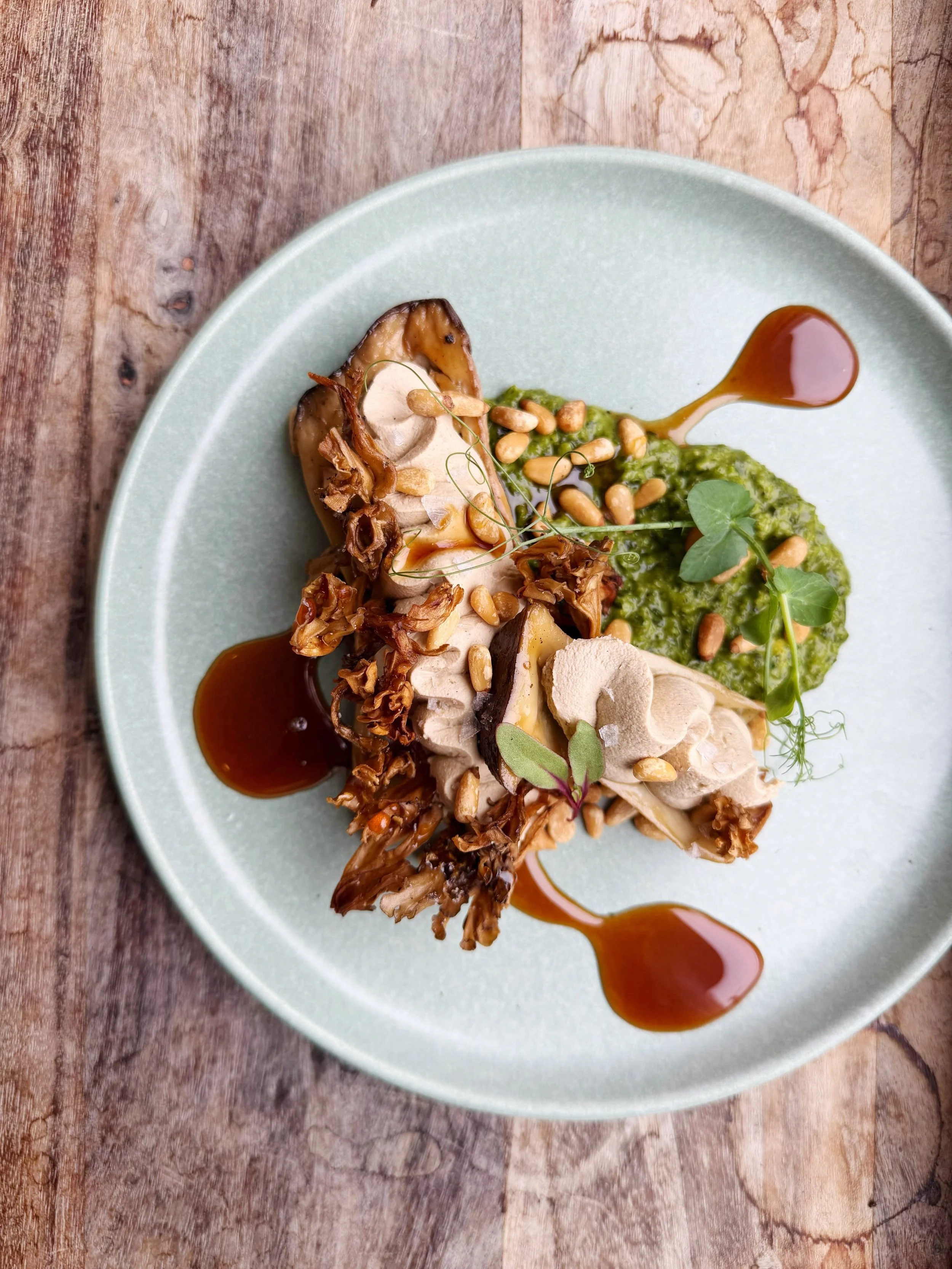 🍄🌿🍄🌿🍄🌿

ode to Kennett Square mushrooms

trumpet mushrooms filled with a 
savory mushroom mousse
mushroom worcestershire drizzle
sage gremolata
toasted pine nuts
crispy maitake mushrooms

👩&zwj;🍳: @tommy_heff24 

🍄🌿🍄🌿🍄🌿

be sure to book