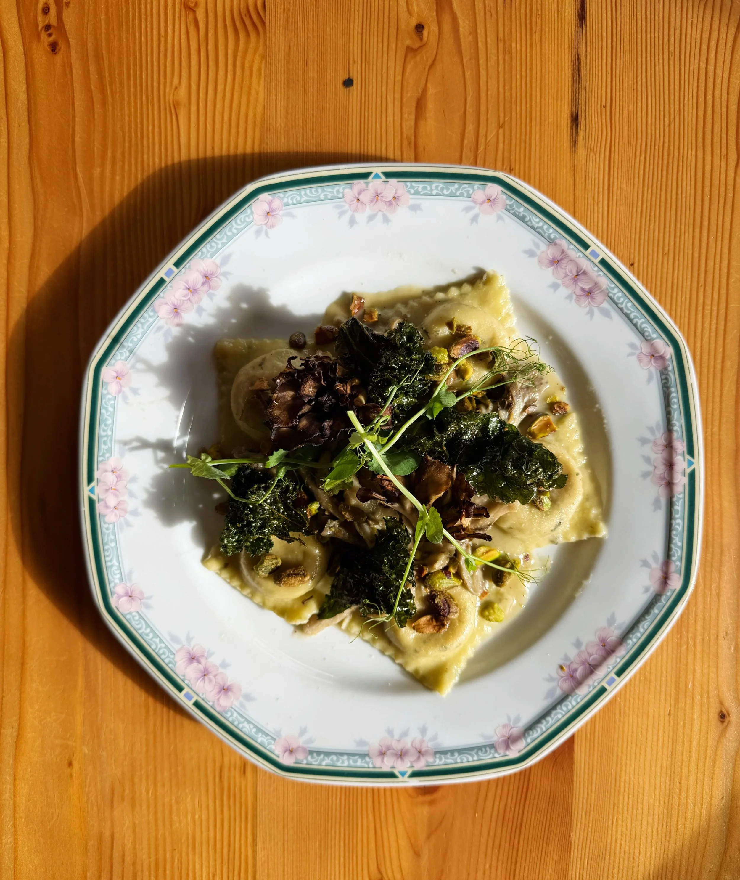 🍂🍃🍁 🍂🍃🍁

housemade✨R A V I O L I✨

filled with butternut squash &amp; ricotta
Kennett Square maitake mushrooms
housemade Fifer Orchard pear butter
crushed pistachios
shaved parmesan
chili dusted kale chips

🧑&zwj;🍳: @chiefsoyk 

🍂🍃🍁 🍂🍃🍁