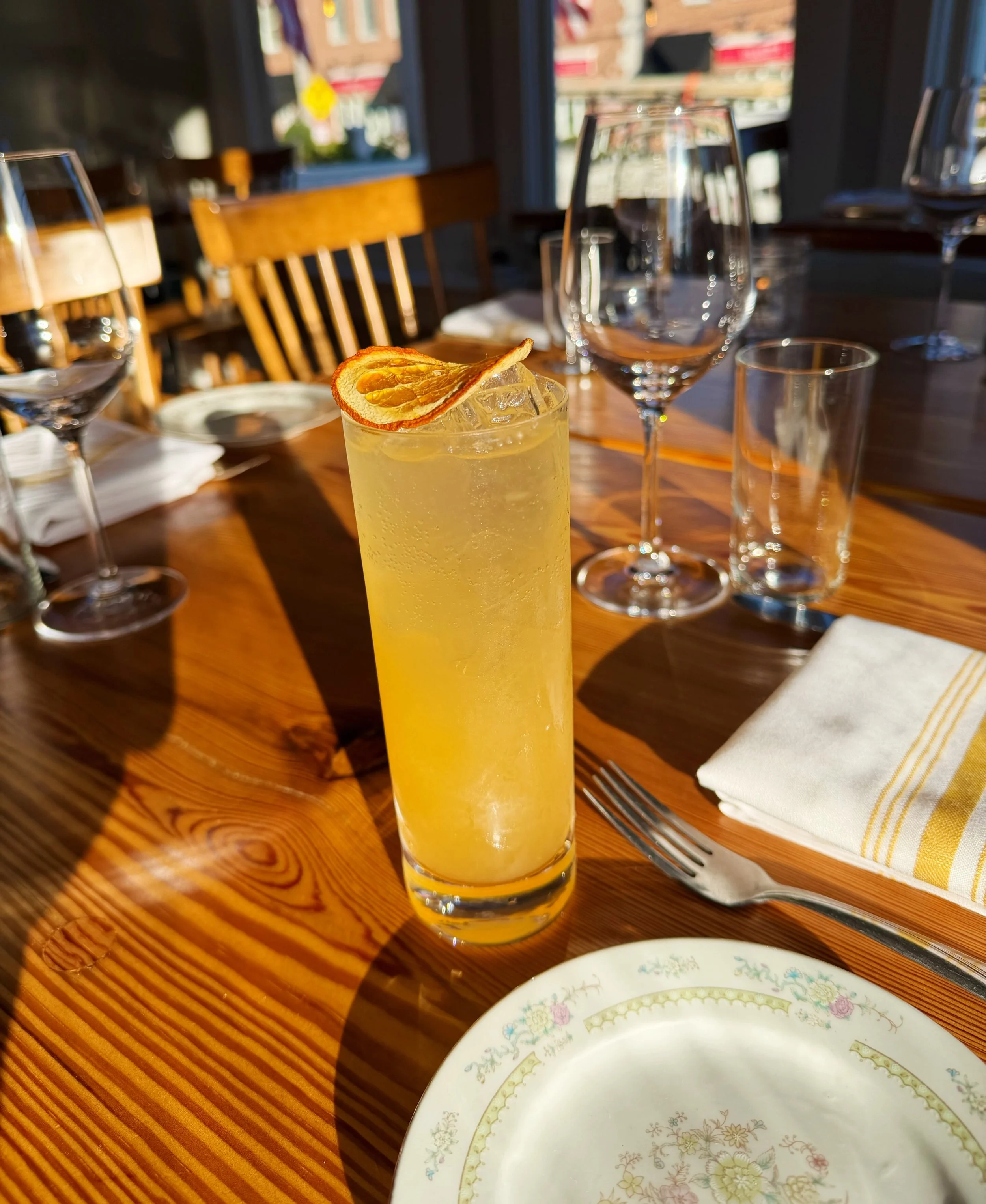 🍊 clementine paloma 🍊

mi campo resposado tequila 
faccio brutto amaro gorini 
clementino liqueur 
rosemary simple syrup 
fresh lime juice 
orange bitters 

🍊🌿🍊🌿🍊🌿

the PATIO is open tonight ☀️ 

be sure to book ahead for reservations, 
as ou