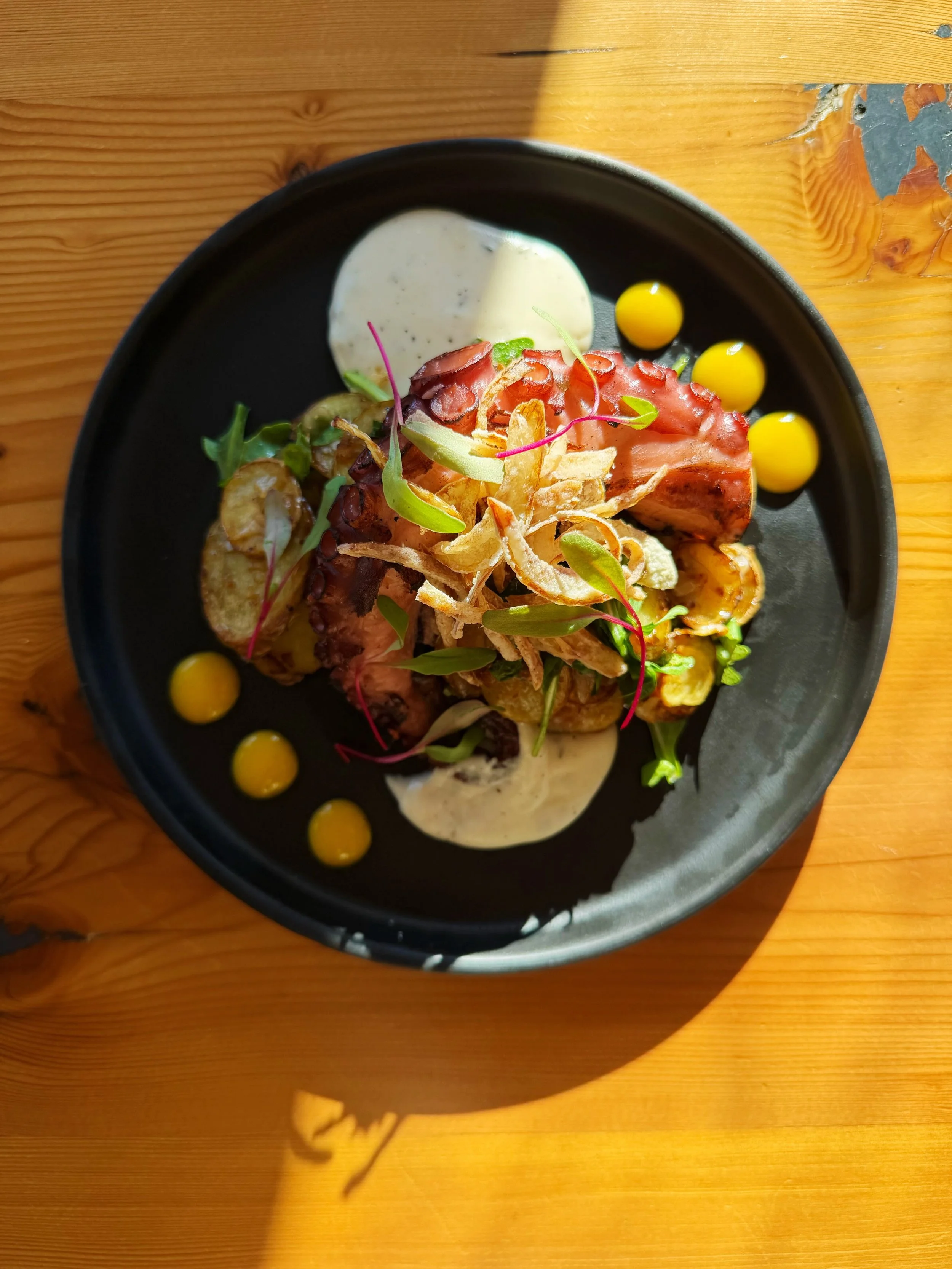 🍴💛🍴💛🍴💛

grilled Atlantic octopus 

warm house fermented kimchi &amp; 
fingerling potato hash
wilted arugula
crispy onions 
orange &amp; habanero hot sauce,
guanciale fat gravy

🍴💛🍴💛🍴💛

be sure to book ahead for reservations, 
as our book 
