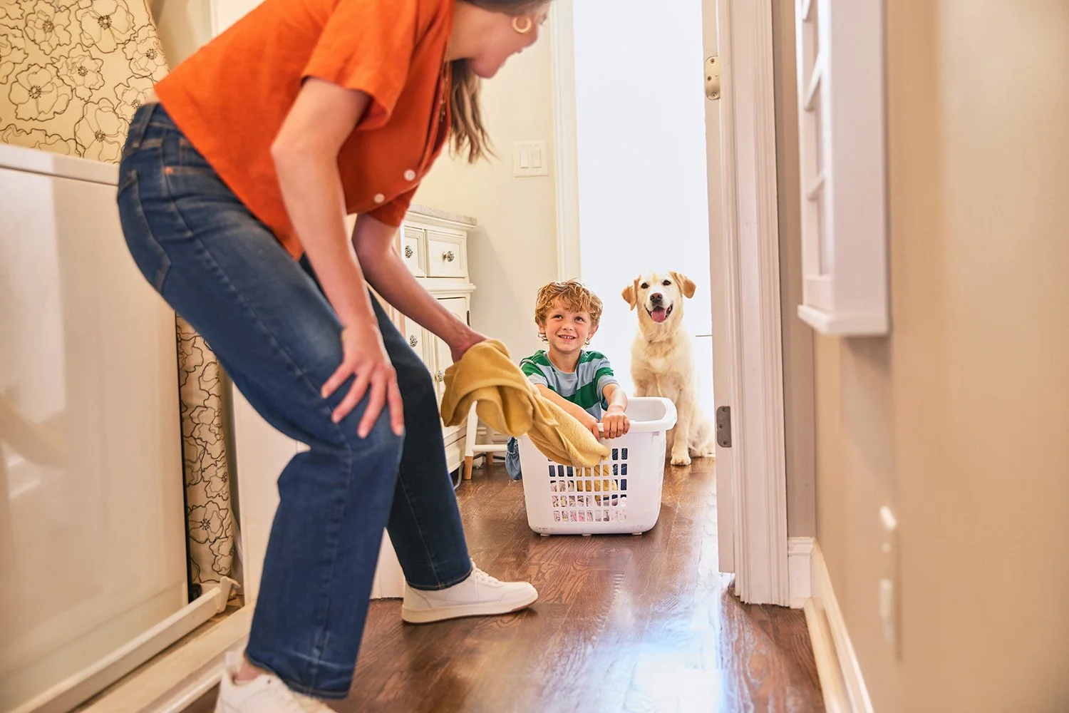 46-34-VV_SCENE29-LIFESTYLE-MOM-SON-DOG_26328_FIN.jpg