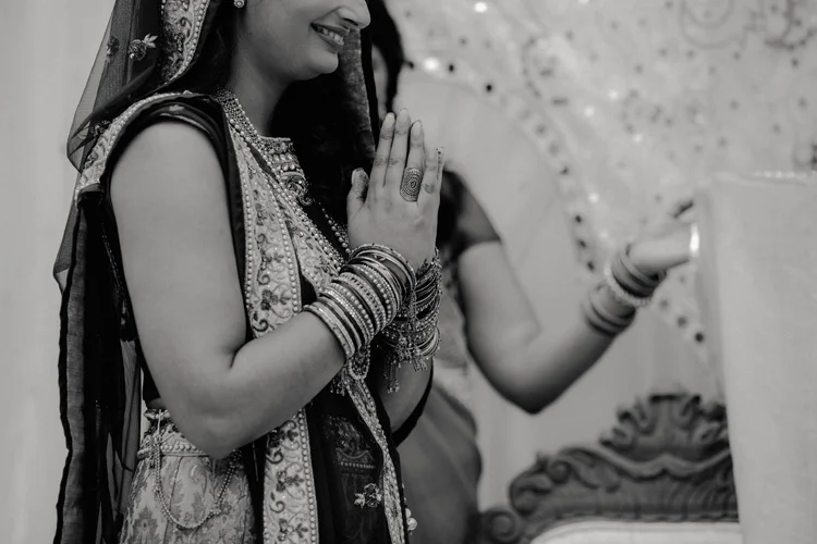 bride pays respect to hindu god in london hindu wedding