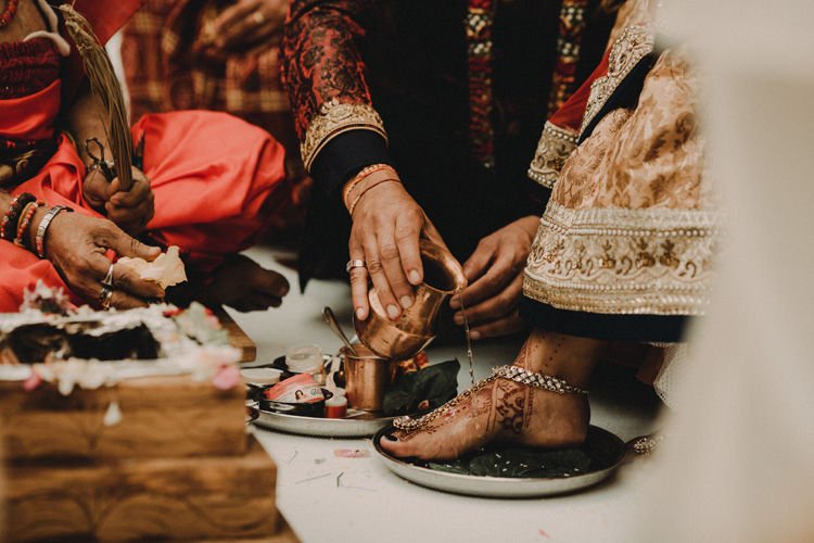 hindu bride gets feet anointed in london hindu wedding