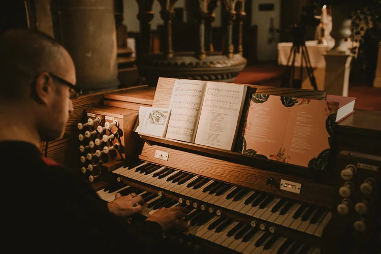 pianist plays during ceremony in london wedding