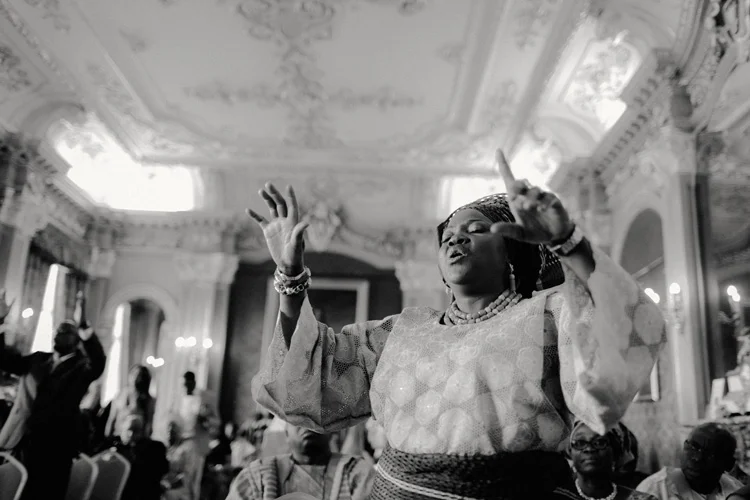 brides mother worships during hylands house wedding ceremony