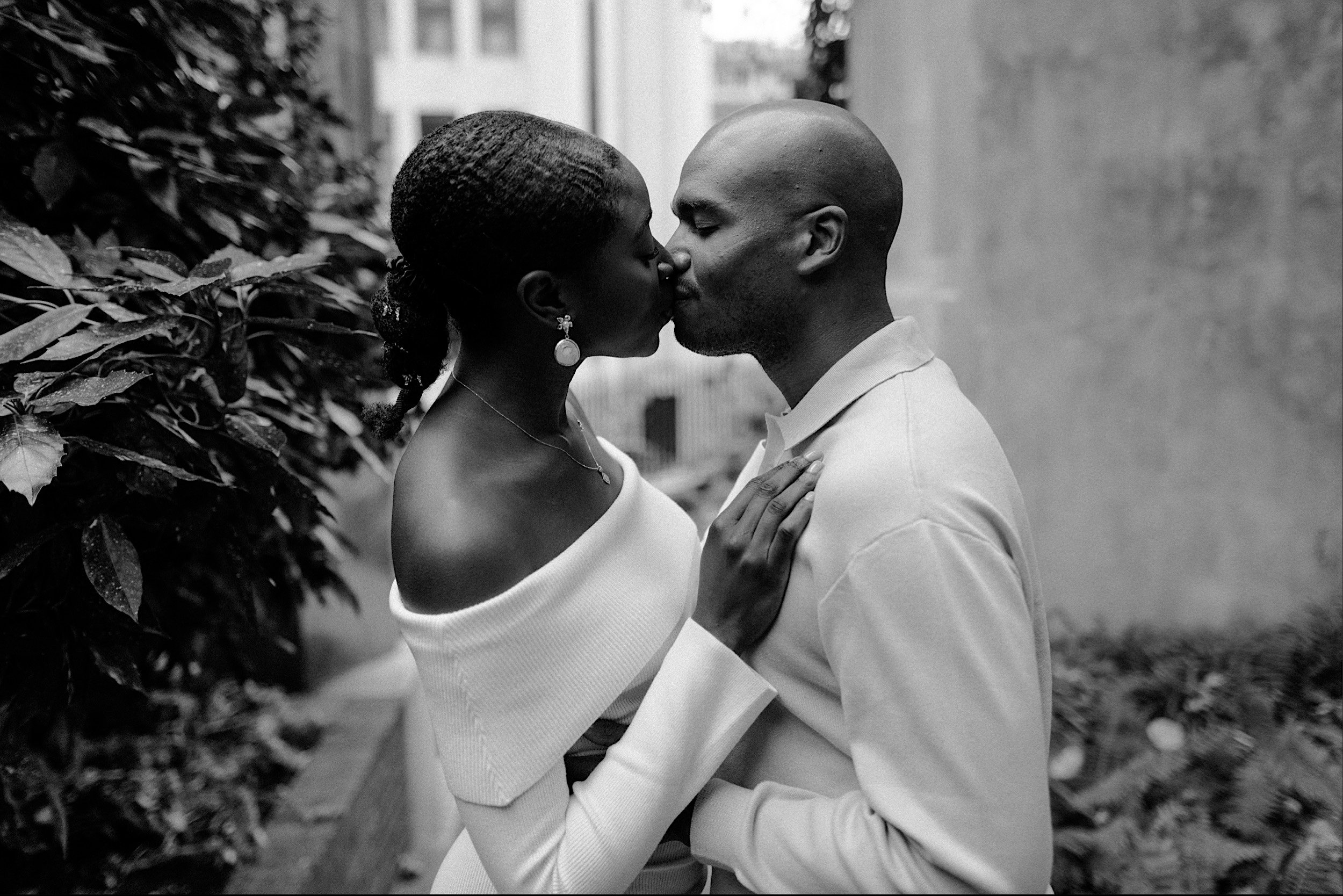 09_St-Dunstans-in-the-east-pre-wedding-shoot0012_Gorgeous black model couple in love share intimate moment in st dunstan in the east.jpg