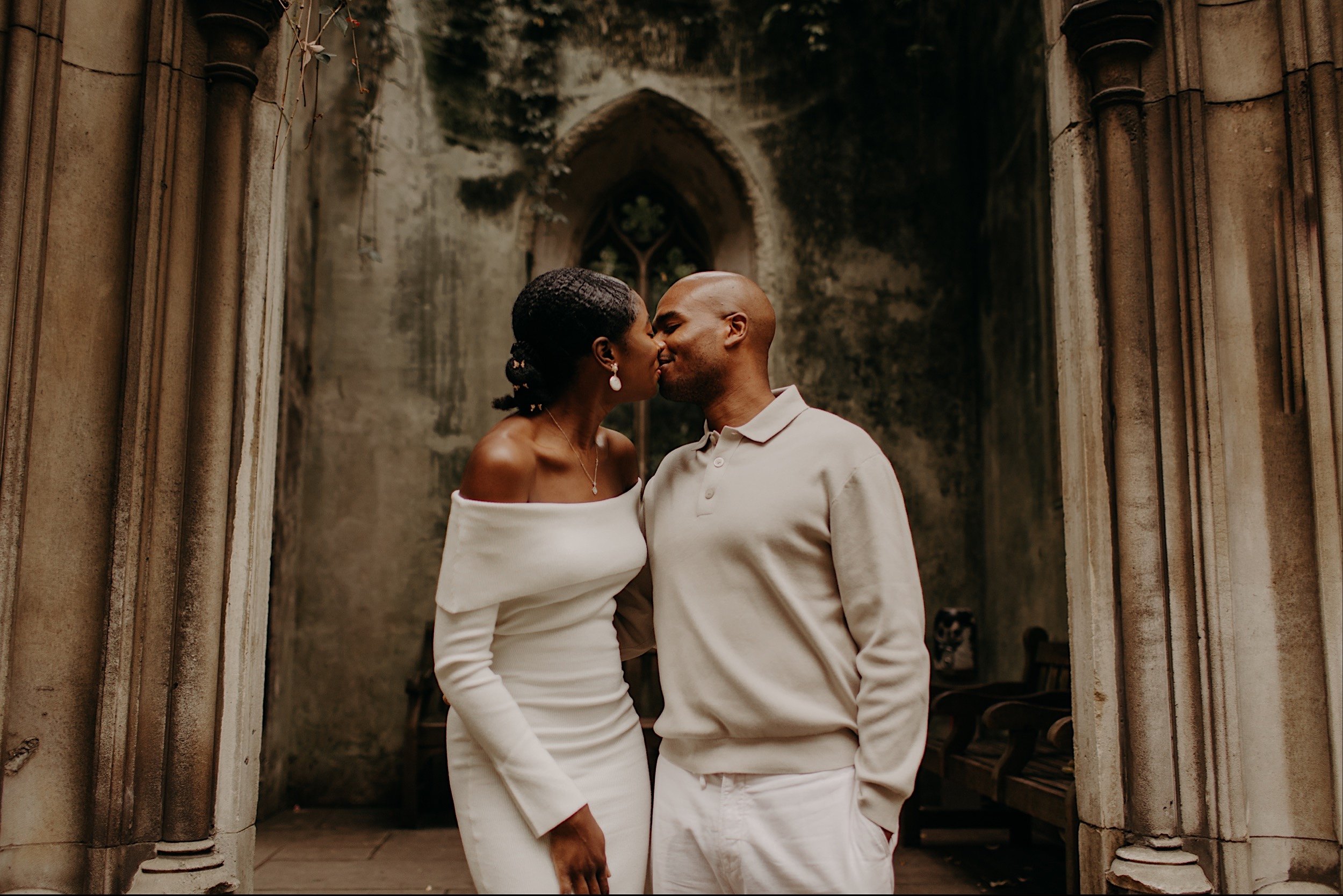 18_St-Dunstans-in-the-east-pre-wedding-shoot0023_Gorgeous black couple in love share a intimate moment in st dunstan in the east.jpg