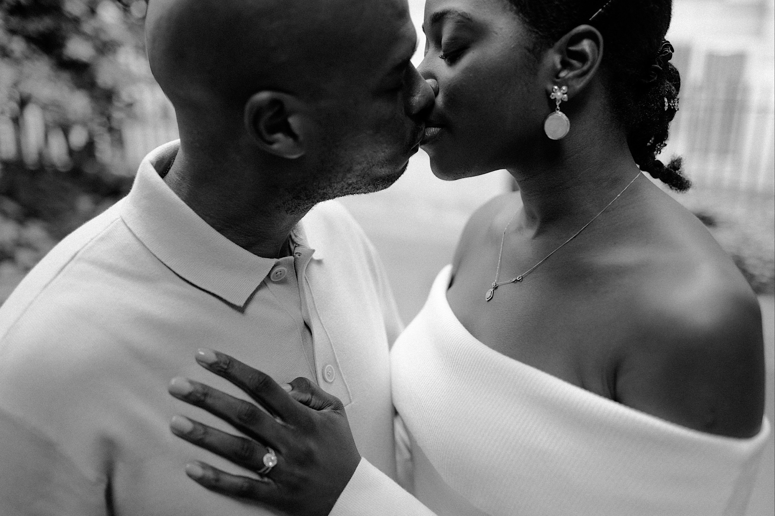 22_St-Dunstans-in-the-east-pre-wedding-shoot0027_Gorgeous black couple in love share a kiss in st dunstan in the east.jpg