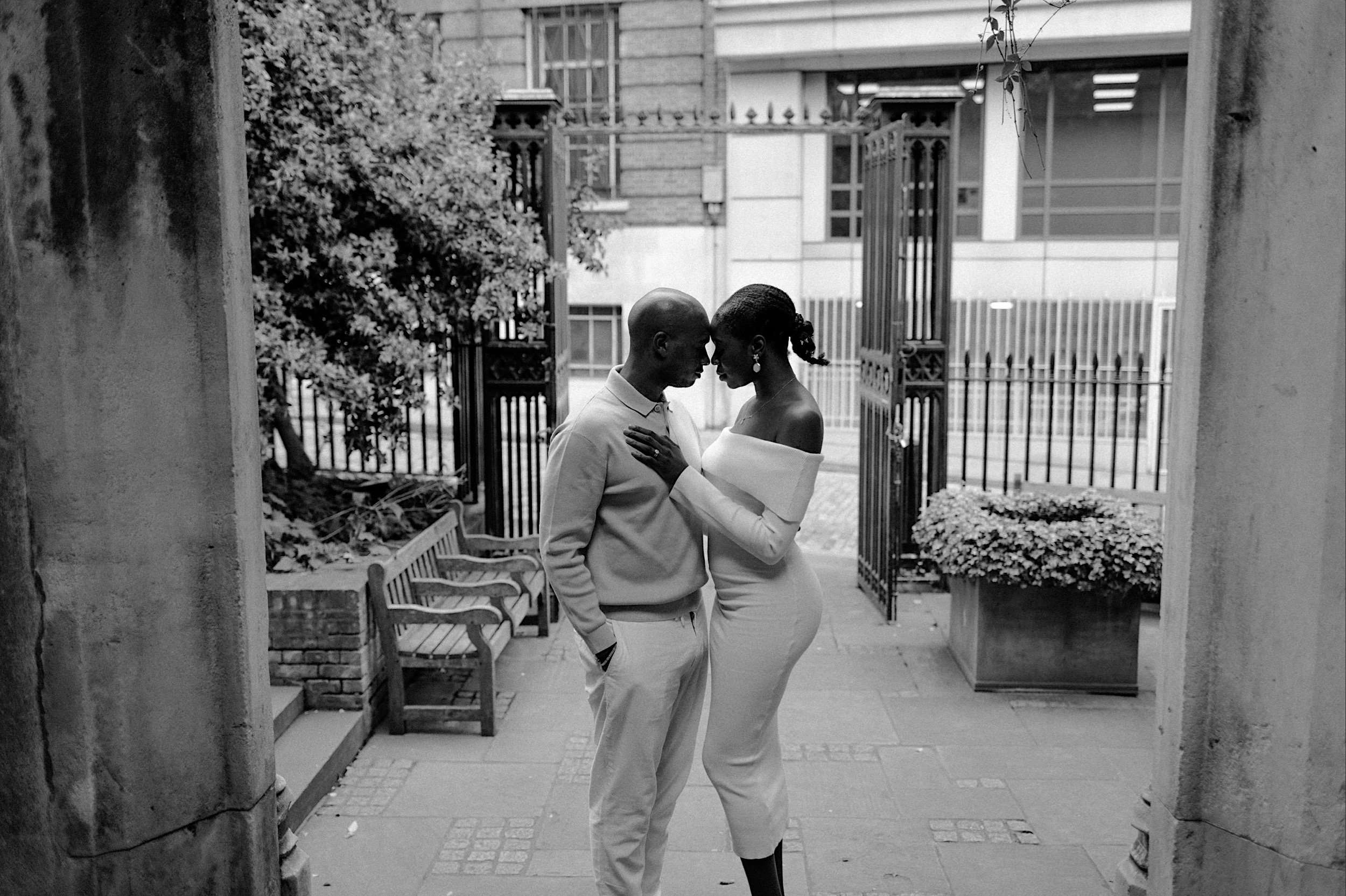 21_St-Dunstans-in-the-east-pre-wedding-shoot0026_Gorgeous black couple in love share a kiss in st dunstan in the east.jpg