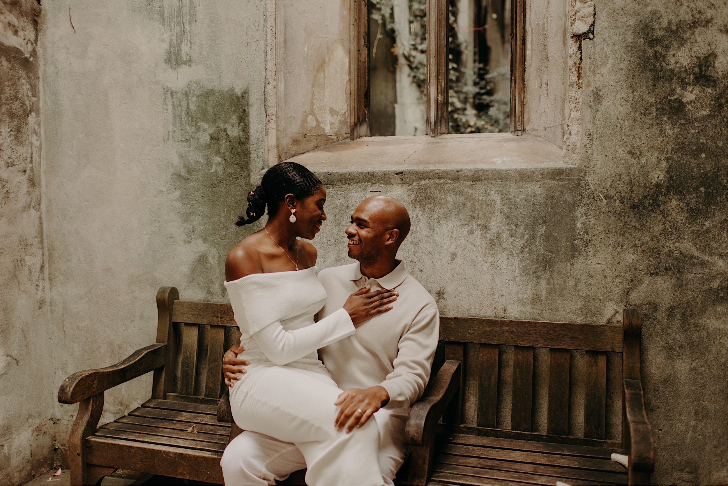 24_St-Dunstans-in-the-east-pre-wedding-shoot0030_Gorgeous black couple in love share a moment in st dunstan in the east.jpg