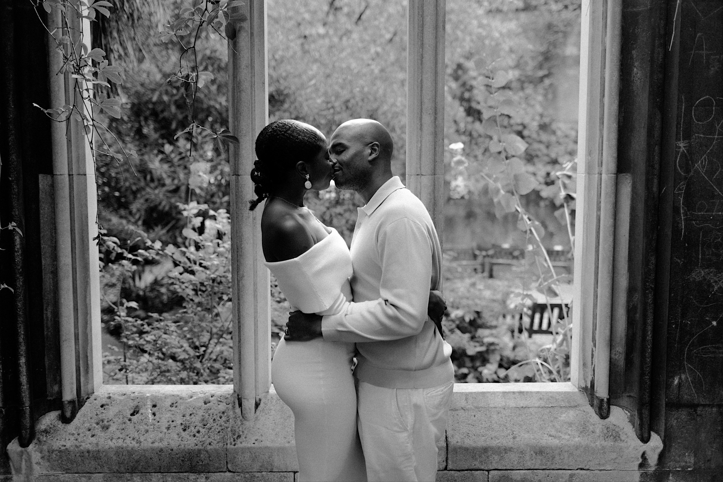 31_St-Dunstans-in-the-east-pre-wedding-shoot0038_Gorgeous model couple share a kiss in st dunstan in the east.jpg