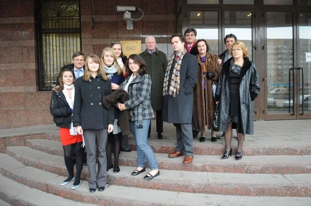 IN FRONT OF THE GORBACHEV FOUNDATION - FROM LEFT TO RIGHT: CLEMENCE LEPINE, XAVIER LEPINE, AINHOA HARDY, FLAAM HARDY, MARY HARDY, BETH IDLOUT, LOUIS-FRANCOIS DURAND, ALEXANDRE DURAND, EMMANUEL DURAND, MADELEINE DURAND, YVES WEISSELBERGER, LAURENCE EYRAUD-JOLY