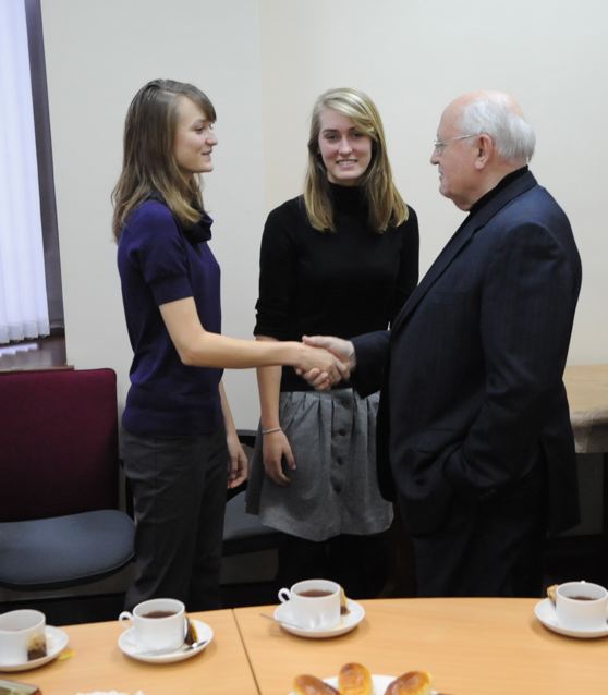   PRESIDENT MIKHAIL GORBACHEV CONGRATULATES AINHOA HARDY WITH  FLAAM HARDY 