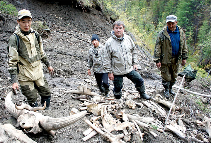 inside Semyon Grugoryev left Alexei Tikhonov right Yana 2012.jpg