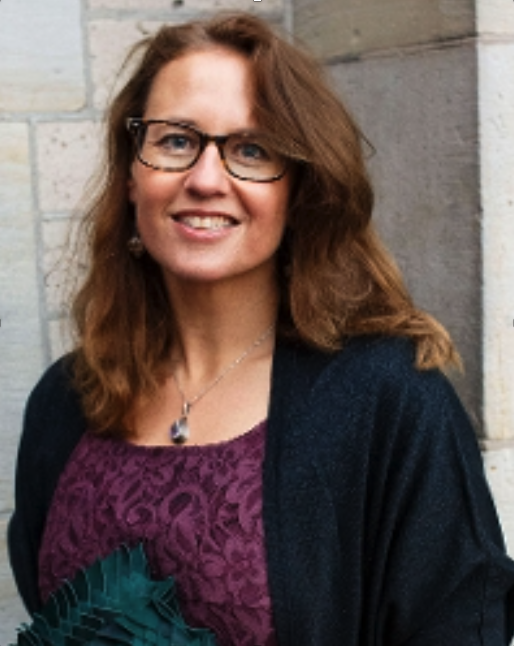 DR. NICOLE DE VOOGD SCIENTIST Dr. de Voogd is a senior researcher at Naturalis Biodiversity Center and Professor at the University of Leiden. She is a marine ecologist and taxonomist who studies the important role sponges play in reef systems.