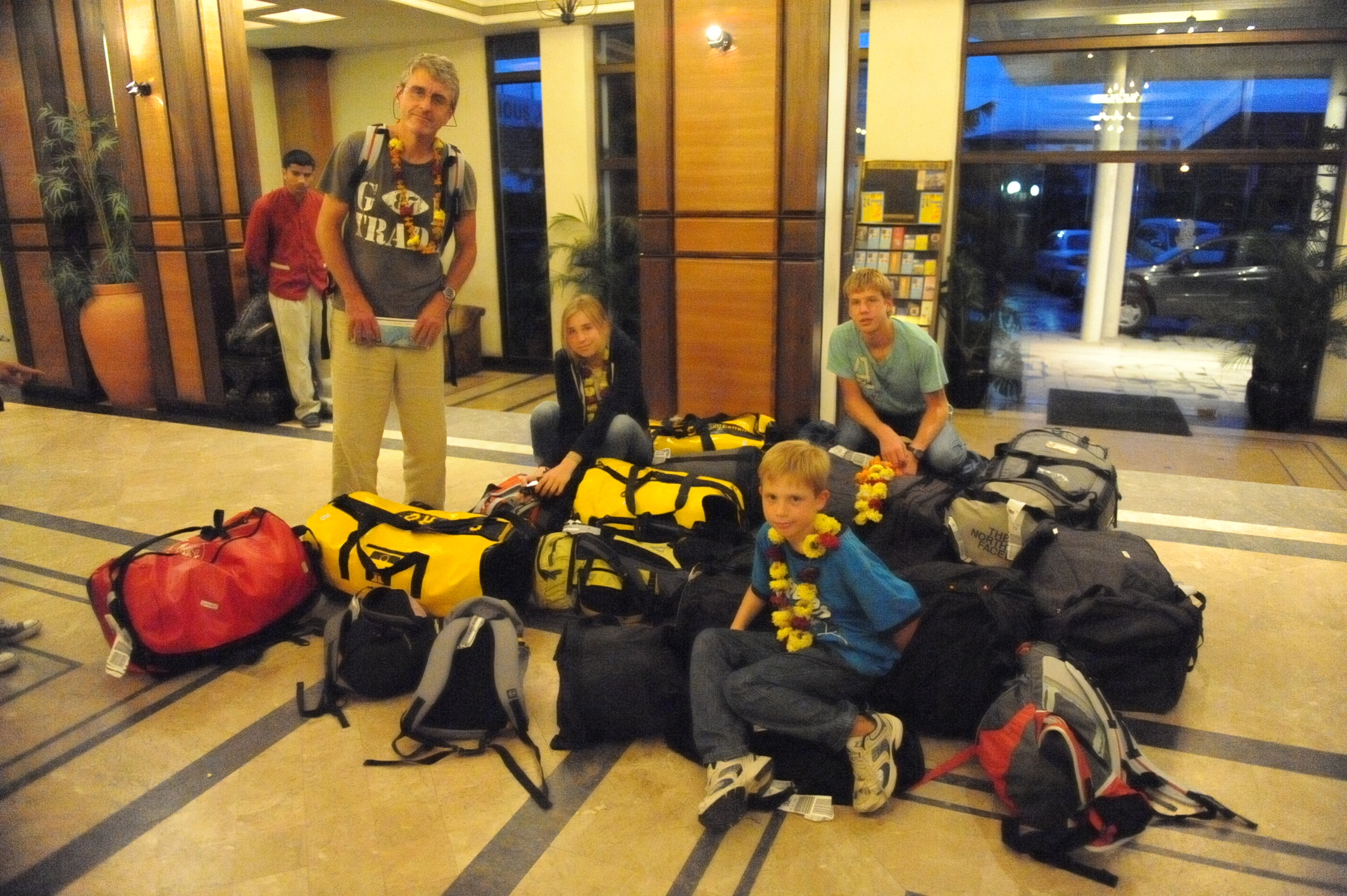 From left to right: Christophe, Claire, Julien and Alexandre account for all bags at arrival in Kathmandu.