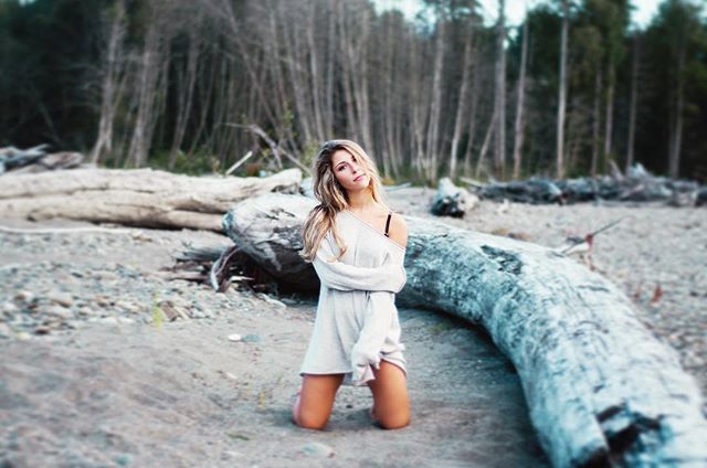 Elm always puts up a fight when we take pics, but I put up with it because they turn out rad like 99% of the time. Shout out to @isabellee22 for laughing at her with me. I appreciate it. 🎉