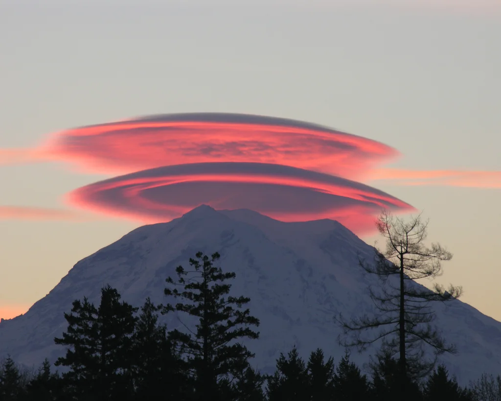 redefinedcool:

Mt. Rainier form Puyallup | Washington (by James L)
