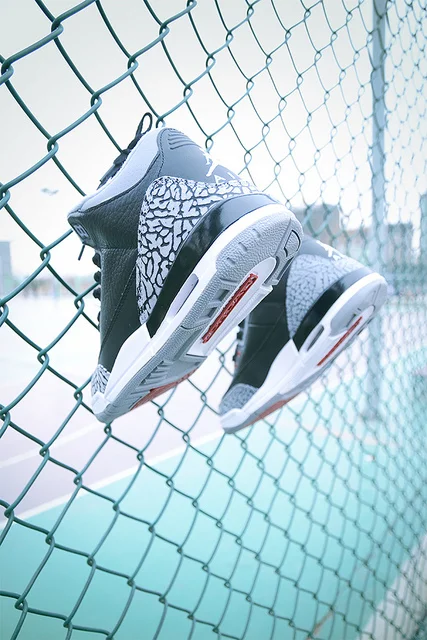 sneakerphotogrvphy:

Air JORDAN IV. by cheneyshen on Flickr.