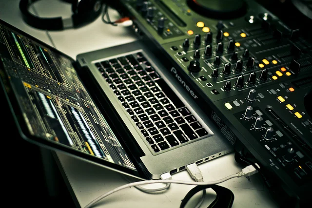 hunnitmillion:

Traktor, DDJ