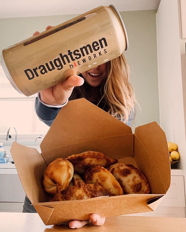 ⚡️Don&rsquo;t forget about our deal with @draughtsmen ! Buy a half dozen or more of our empanadas from the @mosaiclocale and receive 50% Off a crowler of your choice! Not a bad way to start the week! (Pick up only) 🥟+🍺=😃.
.
.
.
.
#buenaondasb #emp