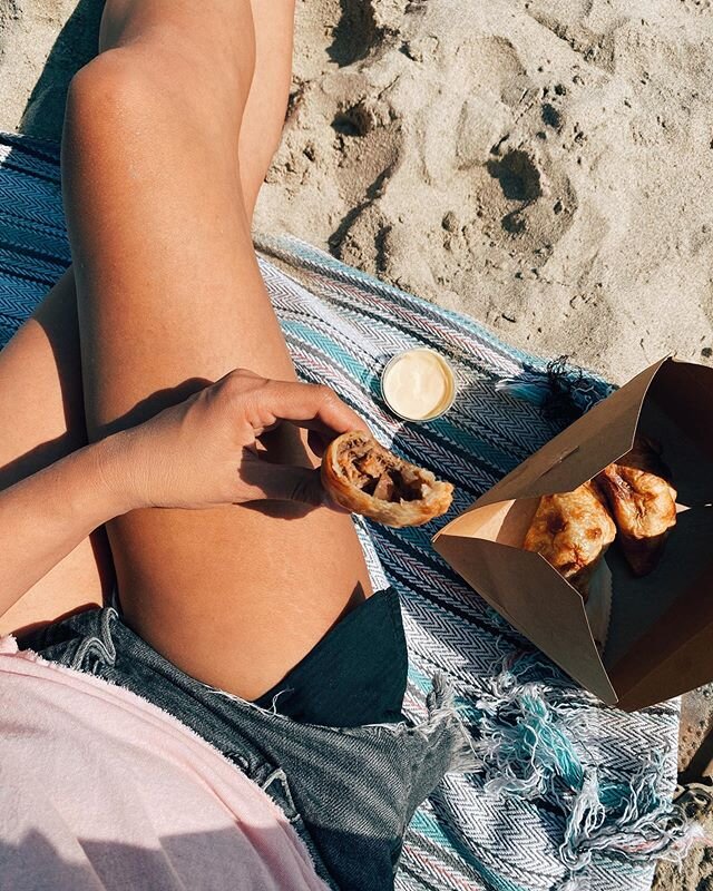 🌞 Sunny weather calls for @buenaondasb empanadas at the beach! And while your at, you can work on getting that tan 😉 .
.
.
.
#buenaondasb #empanadas #lunchideas #santabarbara #sbgoodeats #exploresantabarbara #beachlife #beachvibes #tanning #sunshin