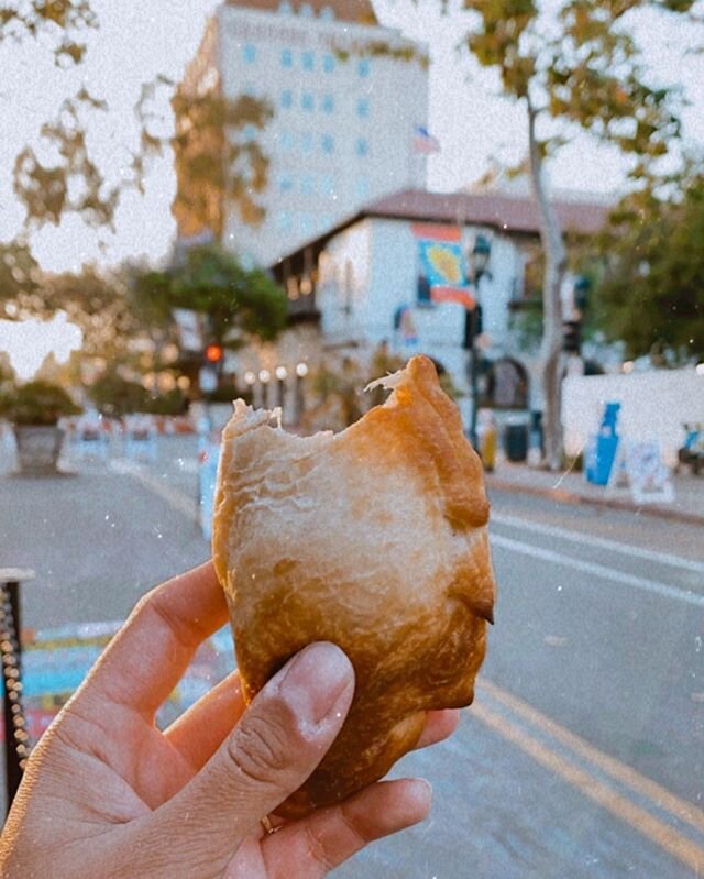 Enjoying empanadas with a view of one Santa Barbara&rsquo;s most classic building&rsquo;s @thegranadatheatre. 🤍
.
.
.
.
#buenaondasb #mosaiclocale #empanadas #empanada #empanadasargentinas #santabarbarastyle #santabarbara #streetfood #sbfoodie #sbgo