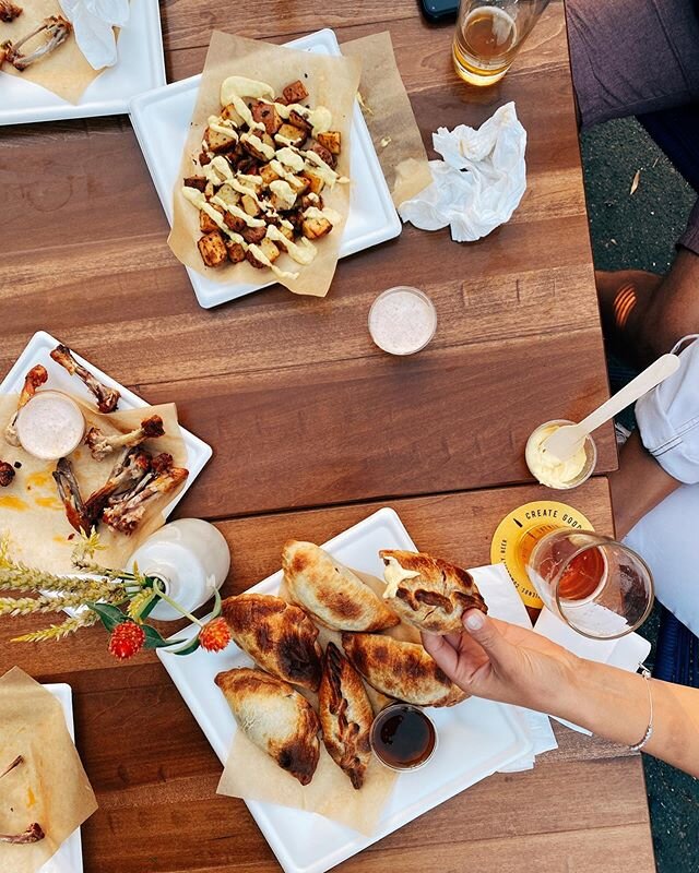 It&rsquo;s the weekend 🙌🏼
.
.
.
.
#buenaondasb #empanadas #chimipapas #chimichurri #santabarbara #sbfoodie #sbgoodeats #draughtsman #beer #tgif #weekendvibes #hungrybelly #hotwings