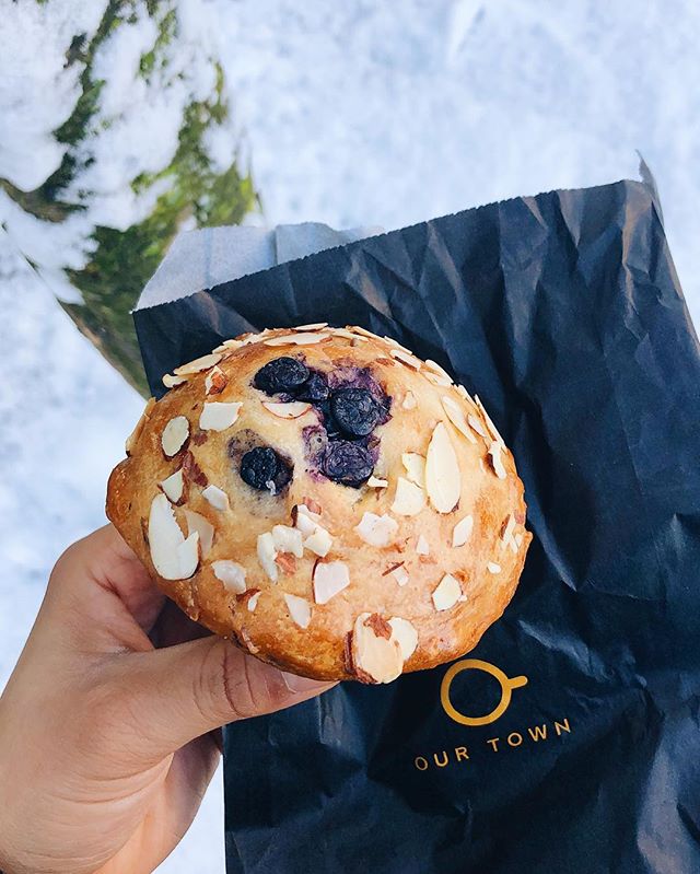Snowy days, freshly baked muffins & @brenebrown audiobooks. 3 of my fav things in life. ❄️