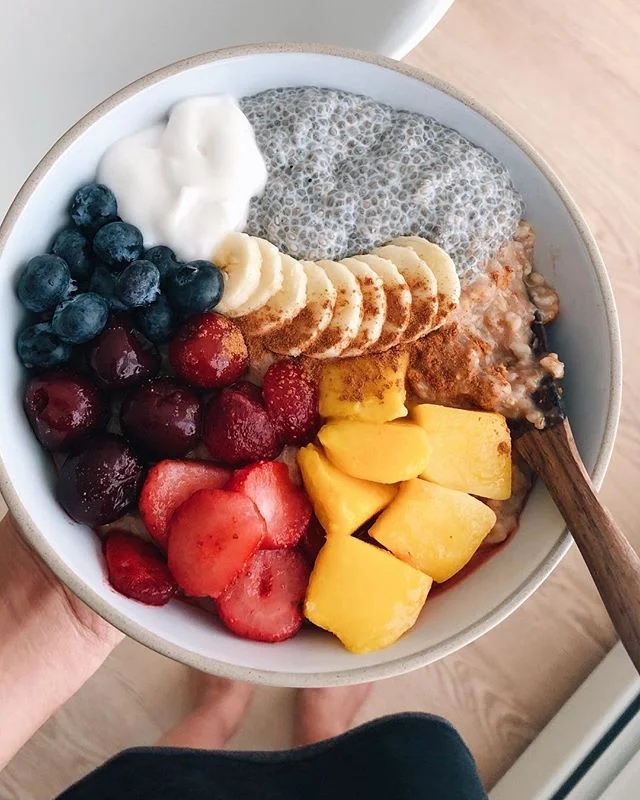 Current breakfast obsession... Oatmeal-chia pudding- coconut yogurt- fruit bowl 😍 ALSO sidenote on the chia pudding, I used to HATE IT... with a passion. I thought it had the weirdest texture & looked like alien eggs 🦠🥴👽 But ever since I started making it with coconut milk, maple syrup & ALMOND EXTRACT (key ingredient) I’ve been loving it! I make a big batch every weekend and add dollops of it to my oat/granola bowls in the mornin. The textures grown on me, it’s delish & its loaded with omega 3s 👏🏻 anyways here’s to learning to love things you hate & Gettin ur essential fatty acids in as a vegan 🤗