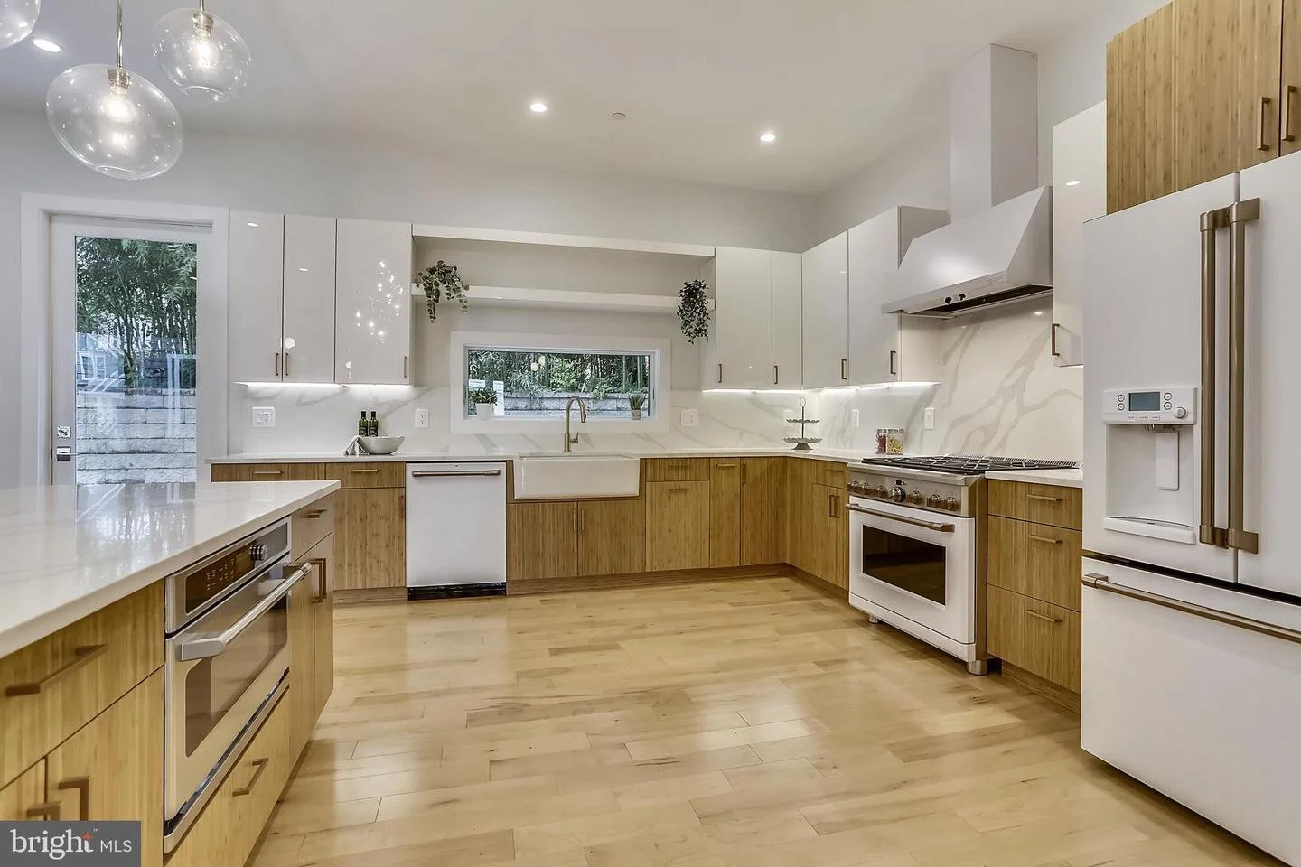 10008 Edward Ave — CONTEMPORARY LISTINGS