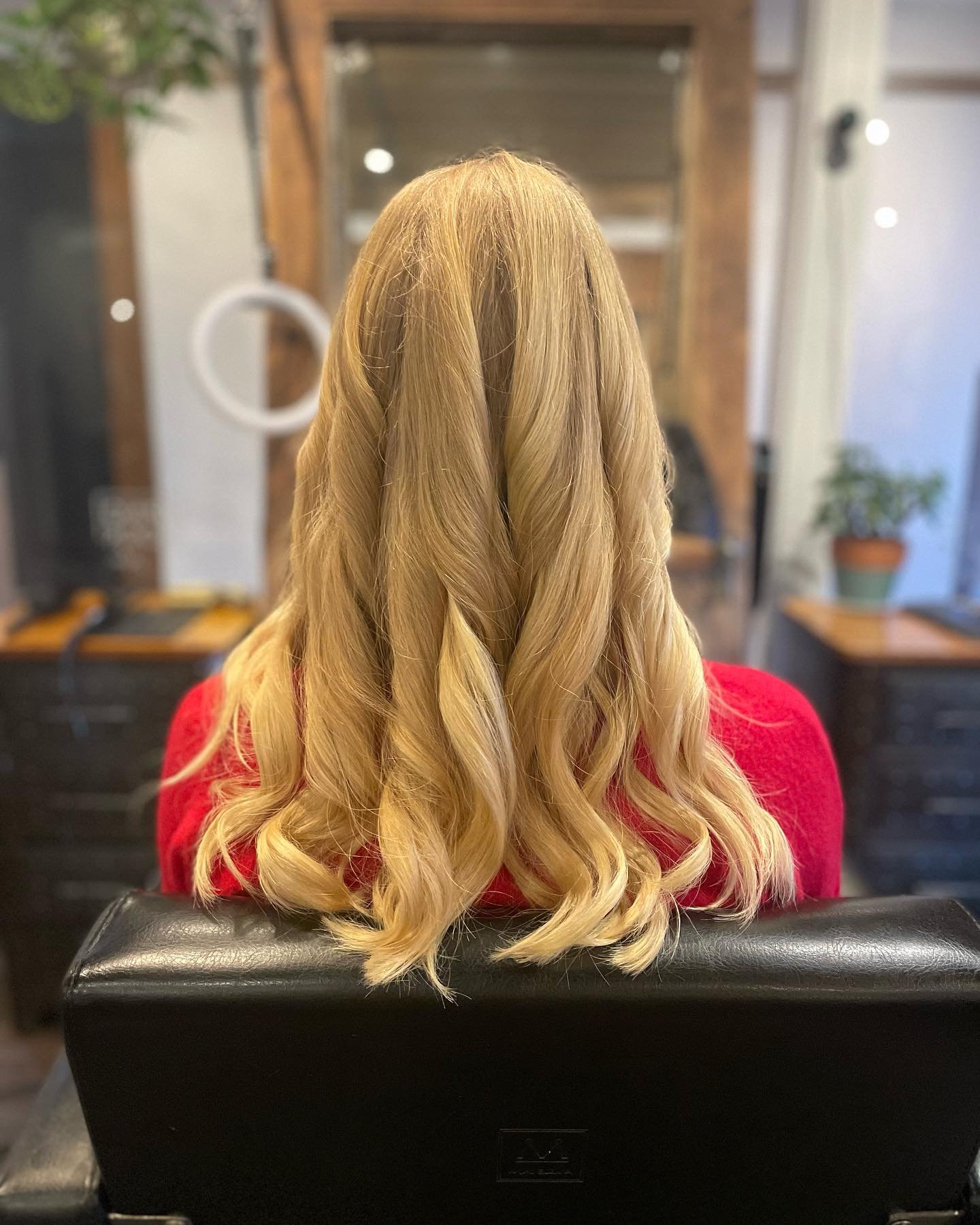 A day at the salon filled with long hair cuts✨

Book your hair cut today! https://bcbsalon.com/jess
