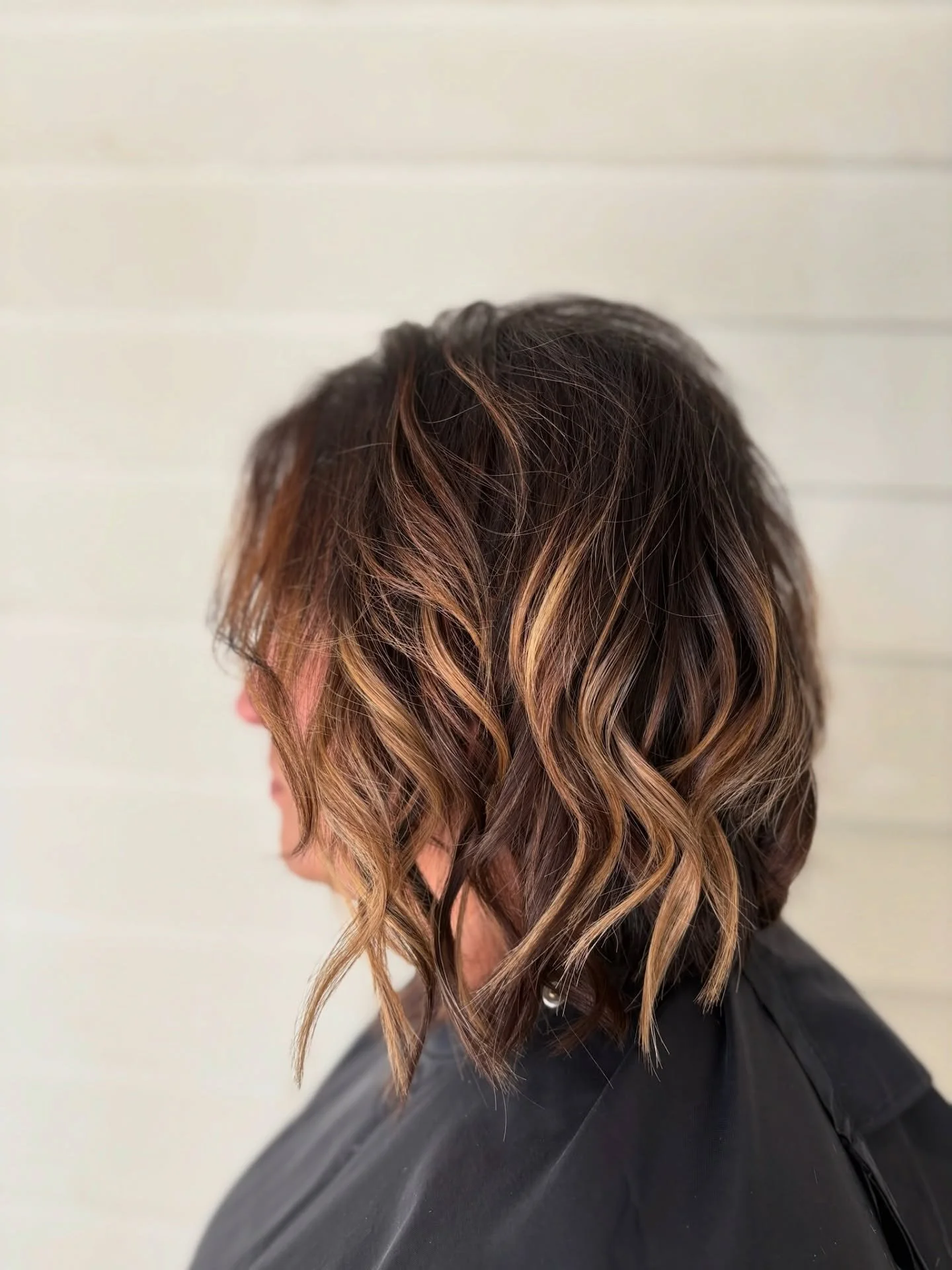 We added one pack of keratin tips for added fullness, a little extra length in the front and some brighter pops of caramel! No color or highlights were done during this transformation 🙌