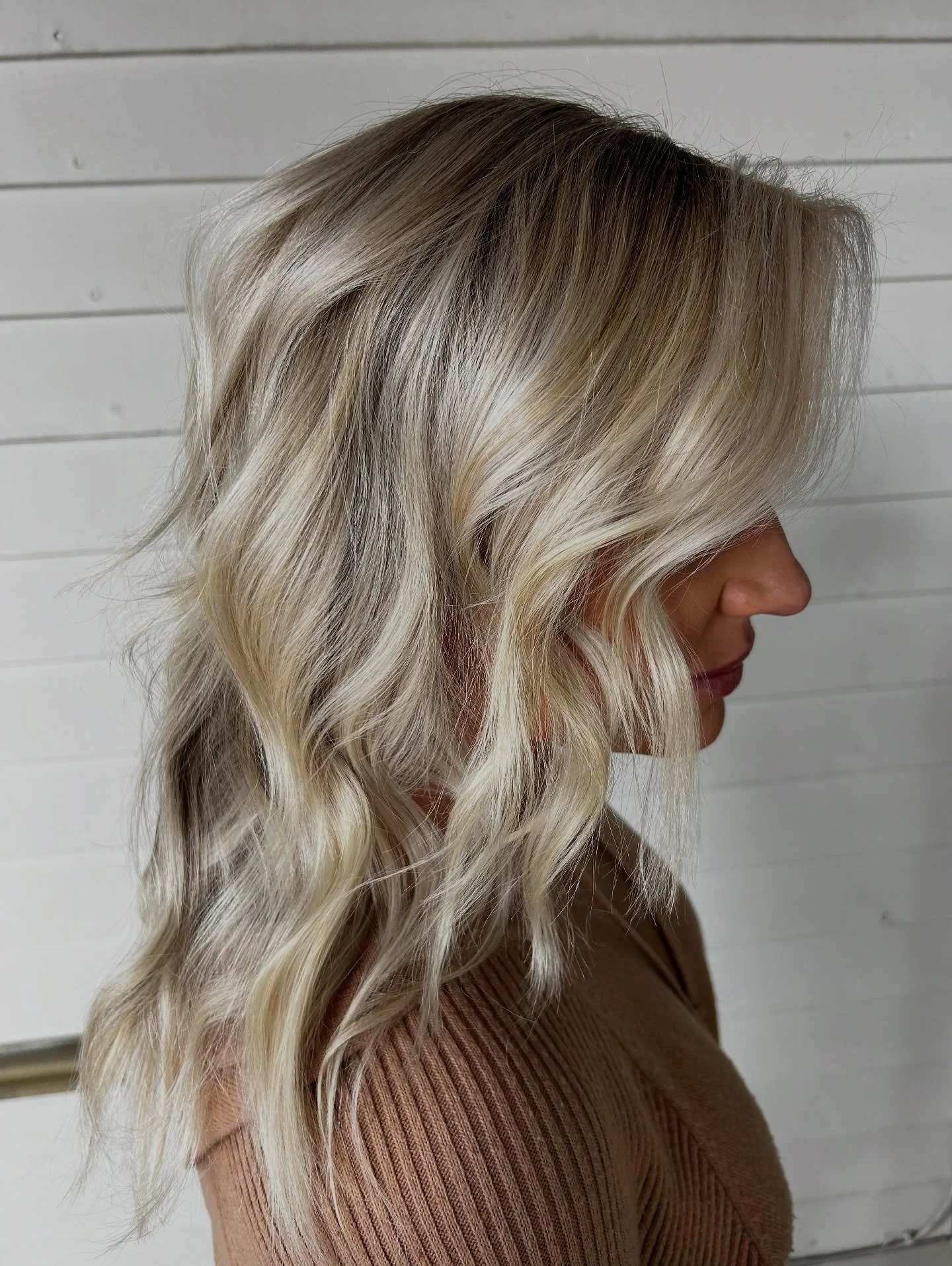 bright blonde color update 🤍 (service: full foil w/ a dusting trim)
#coloradohairstylist #denverhairstylist #wellacolor #wellahairusa