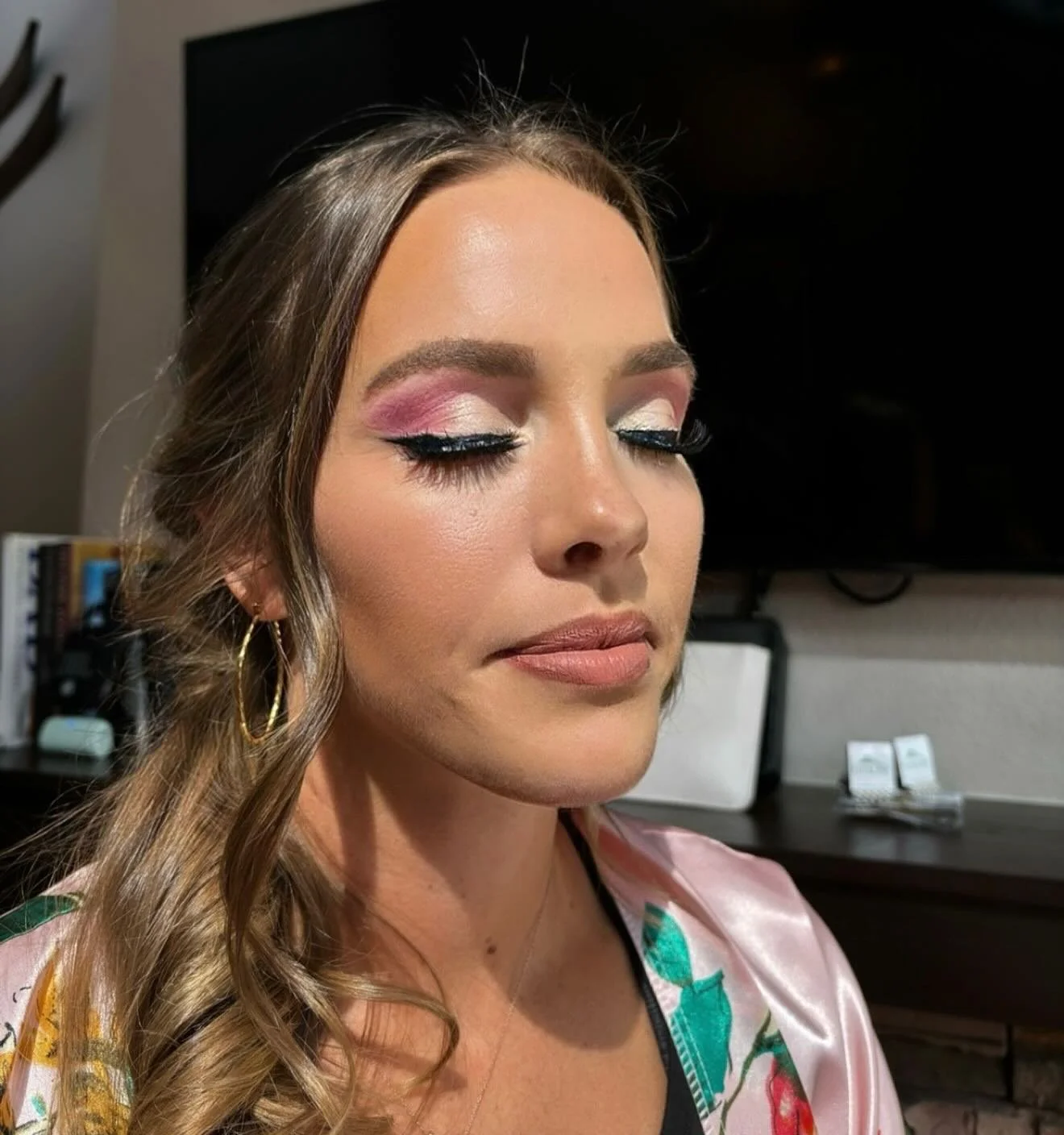 The secret to foundation that won&rsquo;t crease is the &ldquo;baking&rdquo; technique around the eyes!!

What is baking in makeup? 
The final step of the makeup process is to use a translucent powder, you press it on as the final step to set your ma