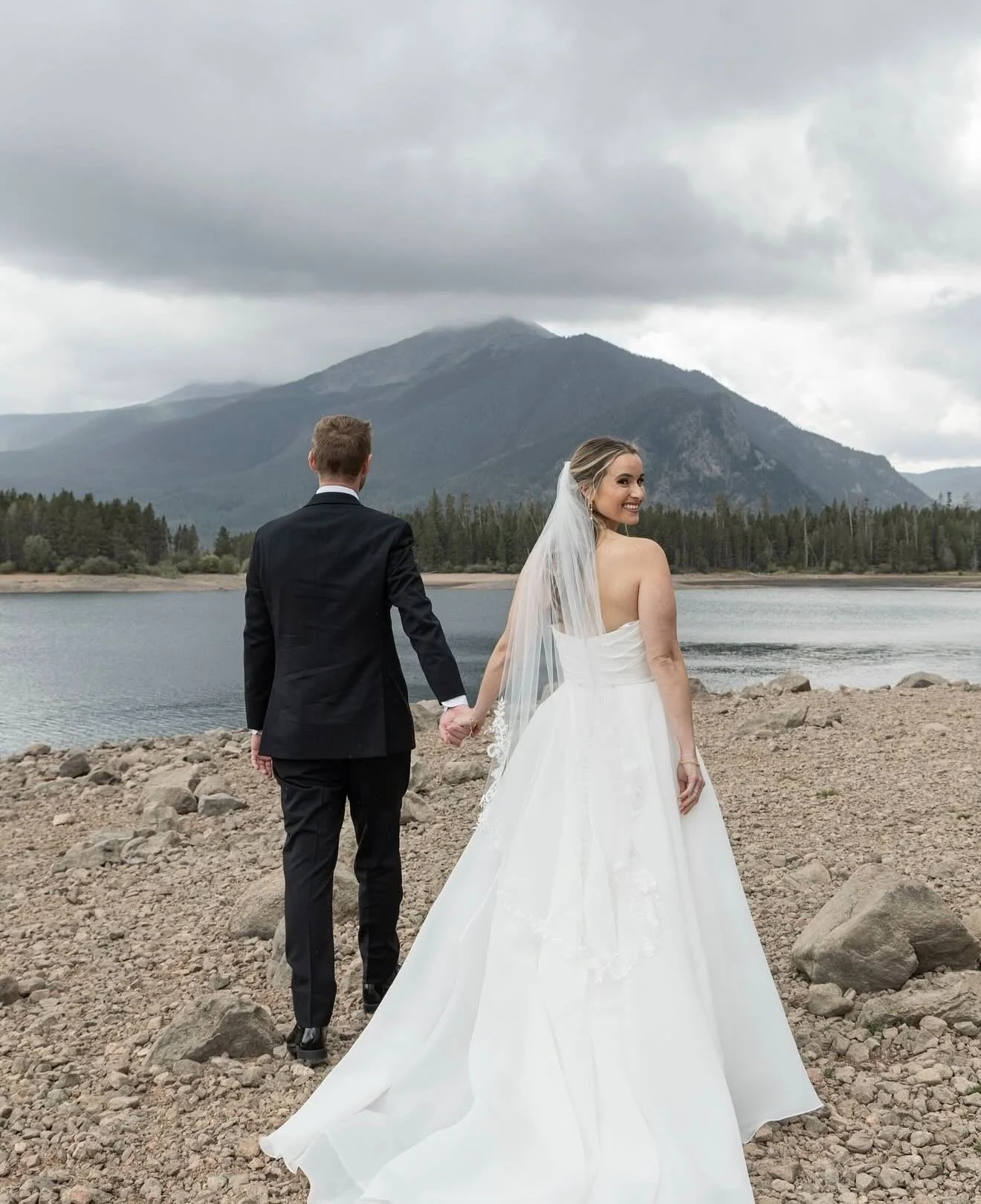 There&rsquo;s nothing better than seeing a bride glowing in her wedding photos 🤍

I loved creating her bridal makeup for this unforgettable mountain day!

#weddingphotography #wedding #mua #makeup #breckenridge #explorepage