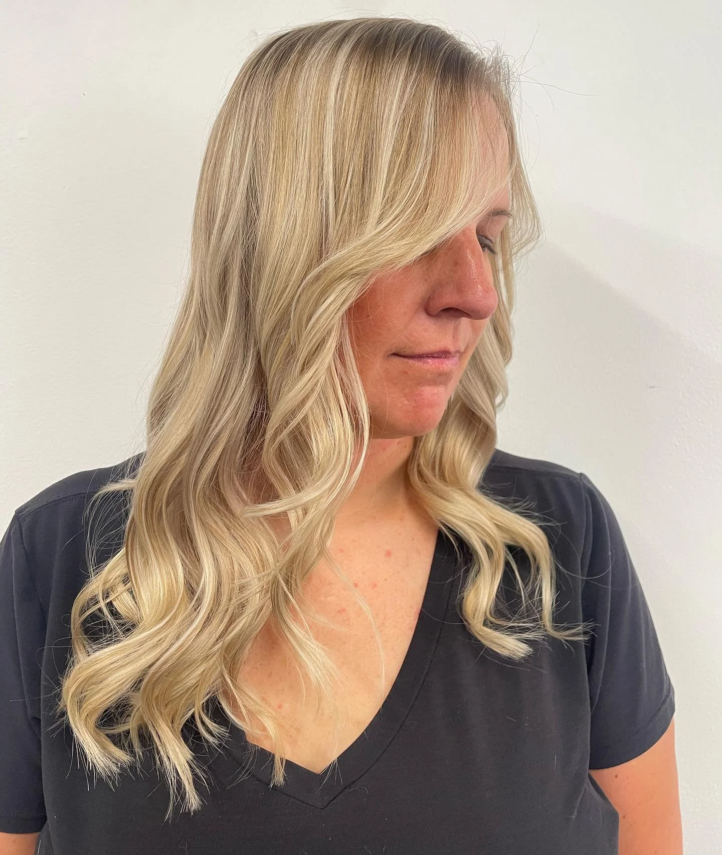 subtle contrast to give us the perfect blend with no root shadow ✨

 #vidasalon #denverhair #cherrycreekhair #cherrycreek #blondingdenver #livedinhair #avedacontrastcontest #avedainfluencers