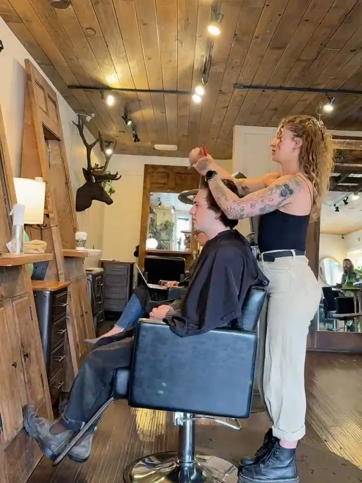 I&rsquo;ve been loving doing razor cuts for that barber style look or an above the shoulders! Razors give a nice textured look with a seamless grow out.

Www.bcbsalon.com/jess