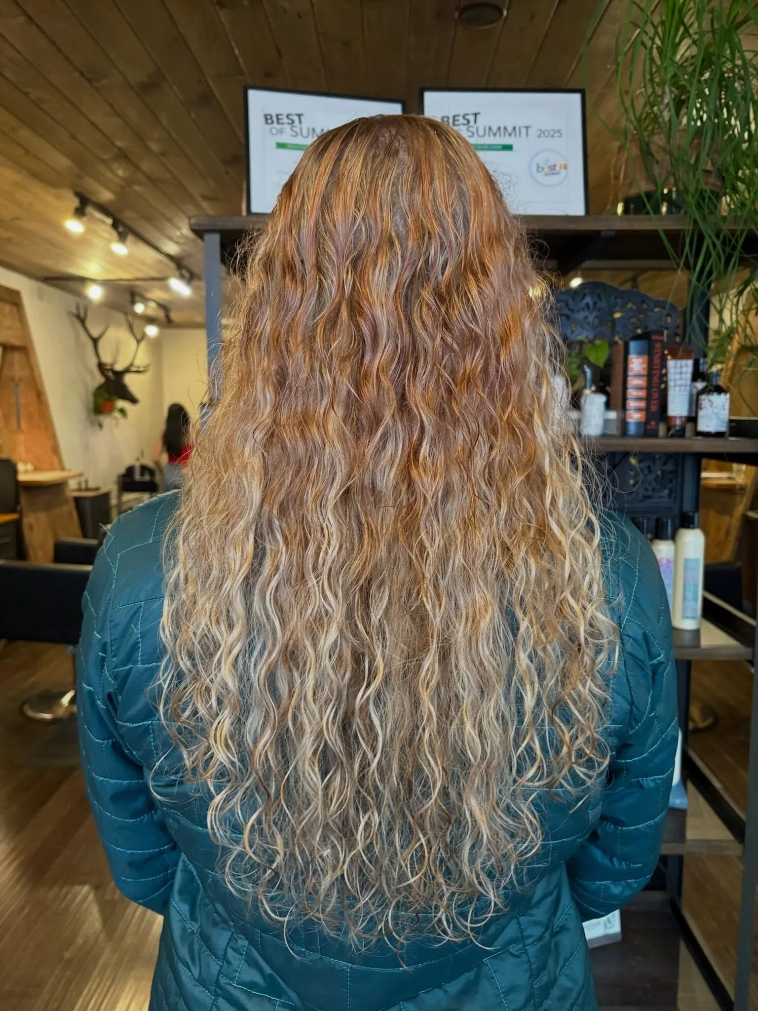 lydia ➿

can&rsquo;t even tell you how excited i was to do my first curly ktip install and her reaction was priceless&hellip; videos to come 

#summitcountyhairstylist #breckenridgehairstylist #extentions #ktipextensions